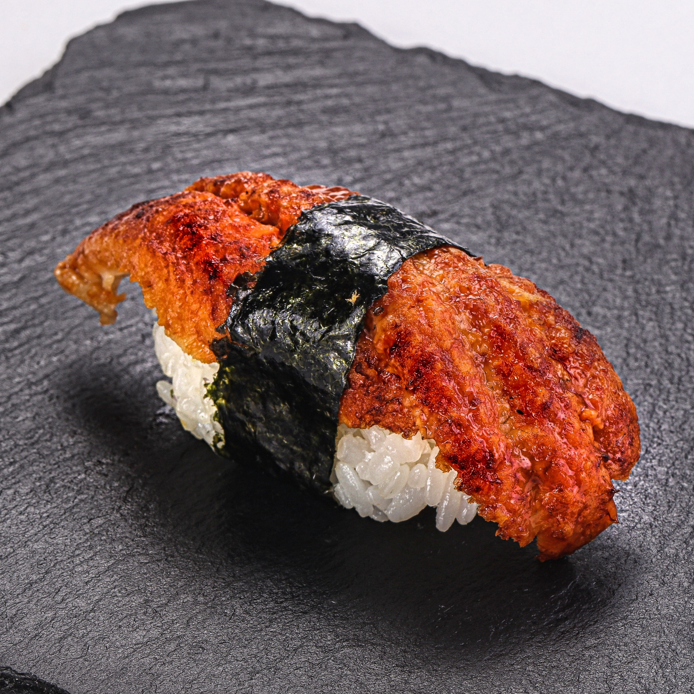 Фотосъемка суши и роллов. Заказ по тел.: +7 (906) 006-90-22. Фуд-фотограф Андрей Старостин — съемка еды в Москве. 9000 руб. в час