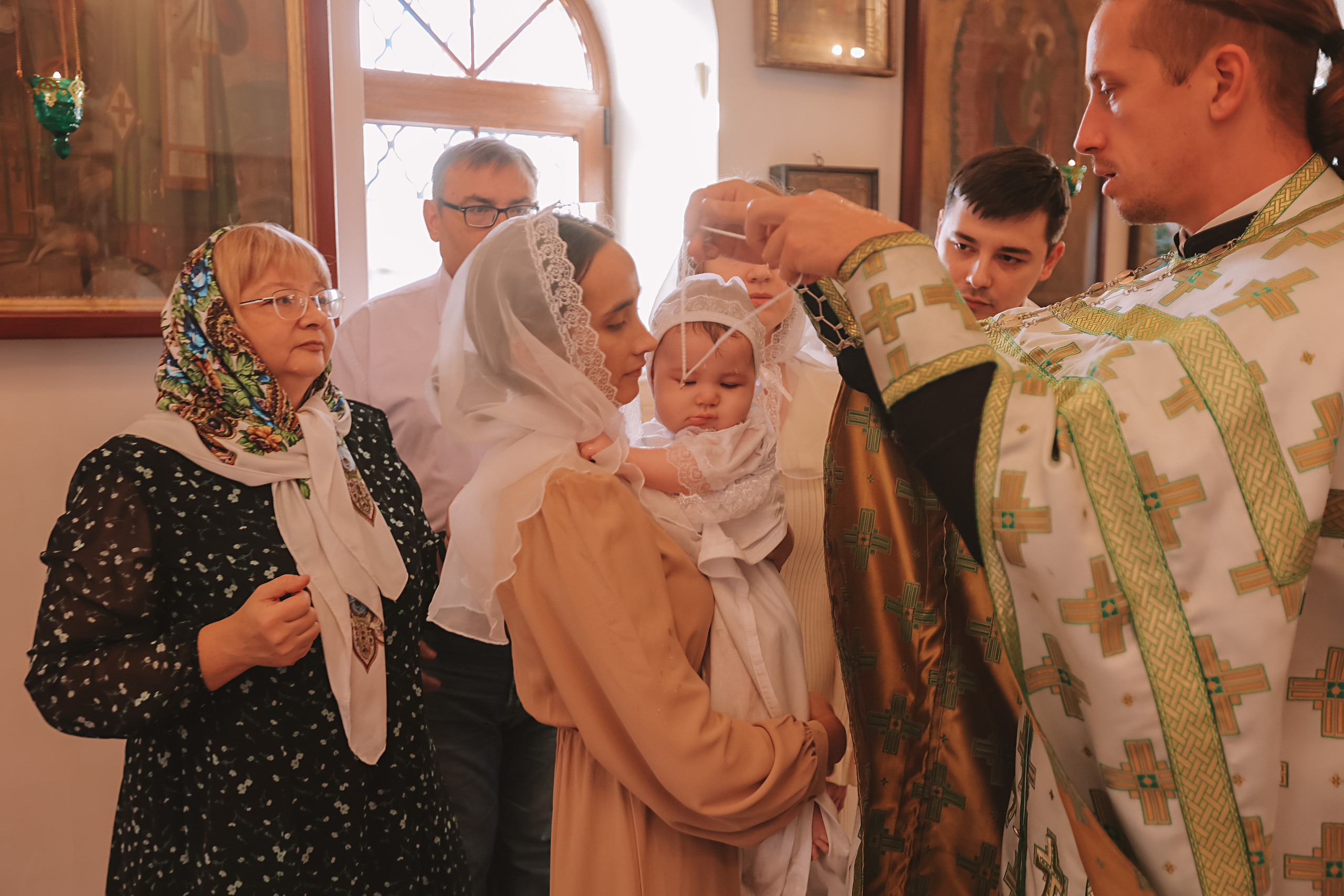 Крещение круглая церковь. Семейный фотограф Тюмень, фотограф на роды Салмина Мария