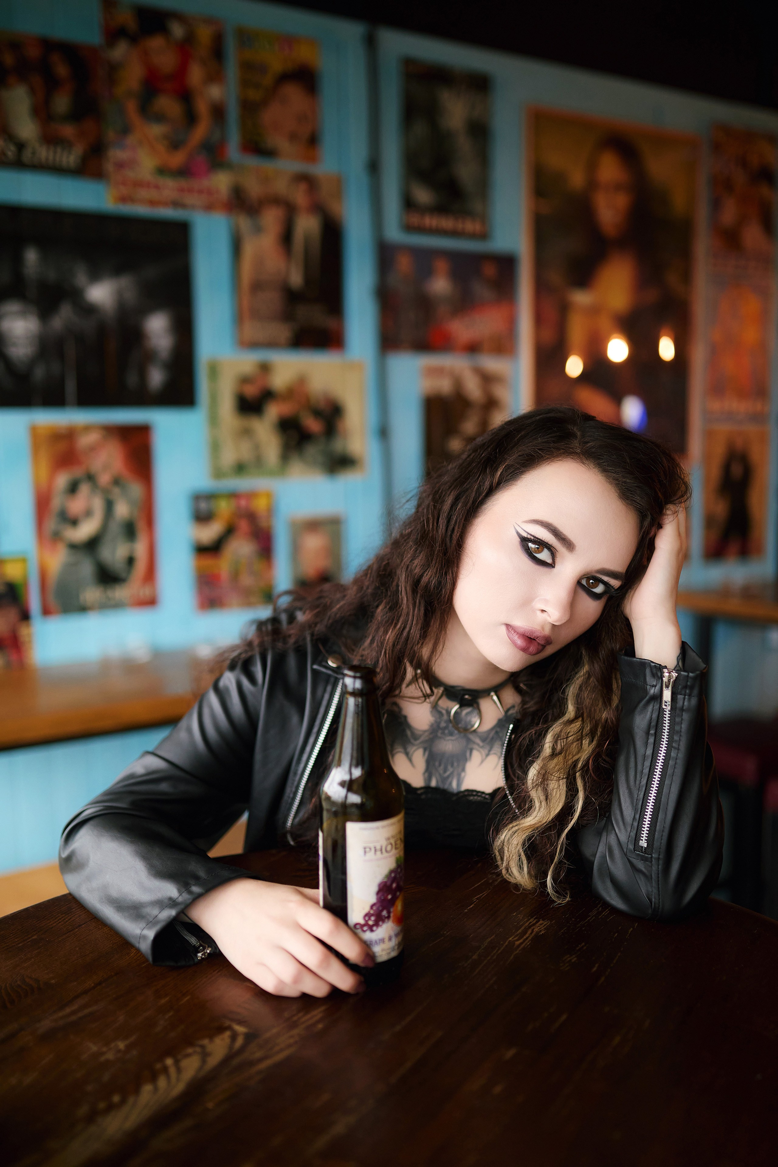 Идея модельного позирования для девушки с пивом в баре во Владивостоке
