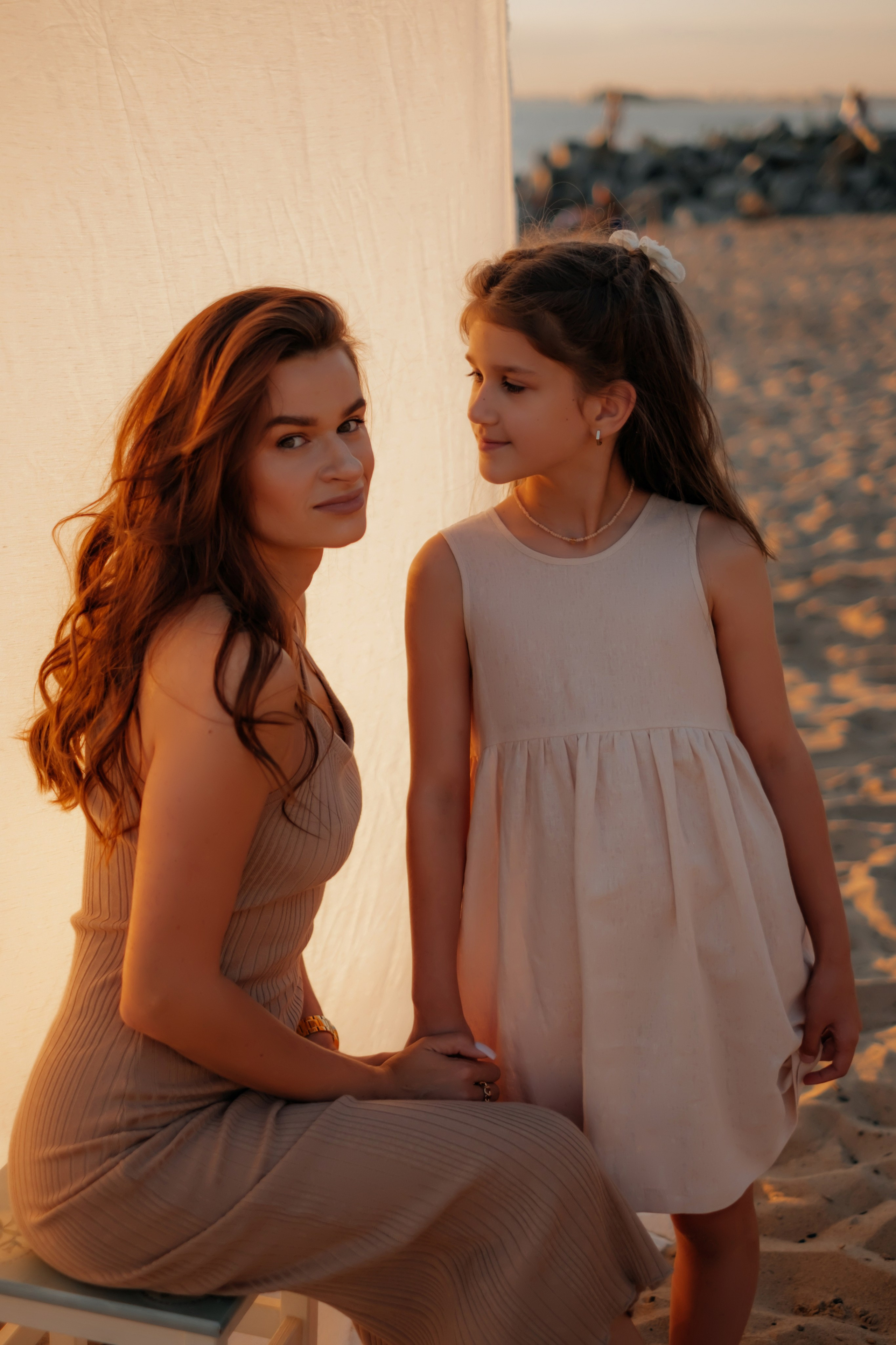 Катя с дочками на берегу. Фотограф в Новосибирске Диана Ильиных