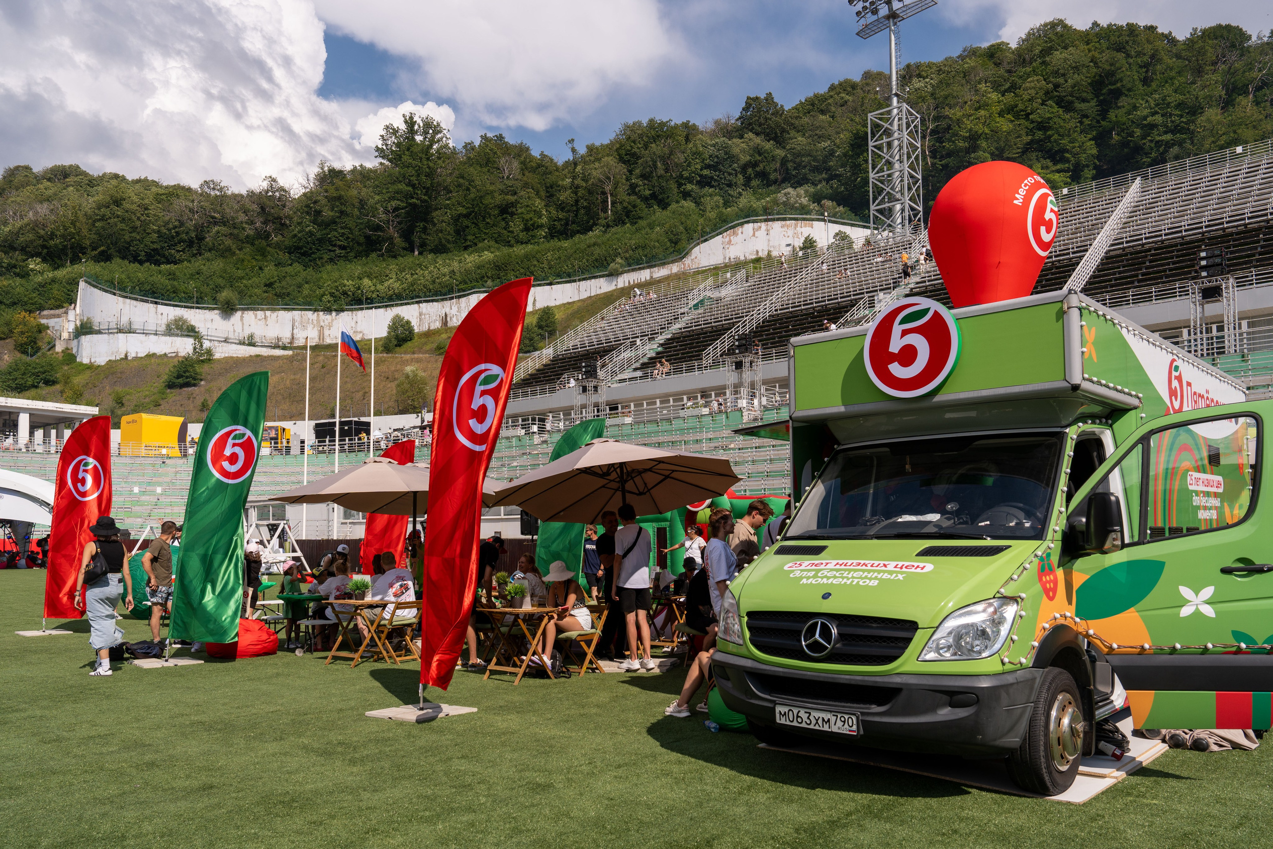 Фотоотчет партнеской интеграции для сети «Пятерочка» на фестивале «Grounded». Репортажный фотограф в Красной Поляне и Сочи Павлюченко Екатерина