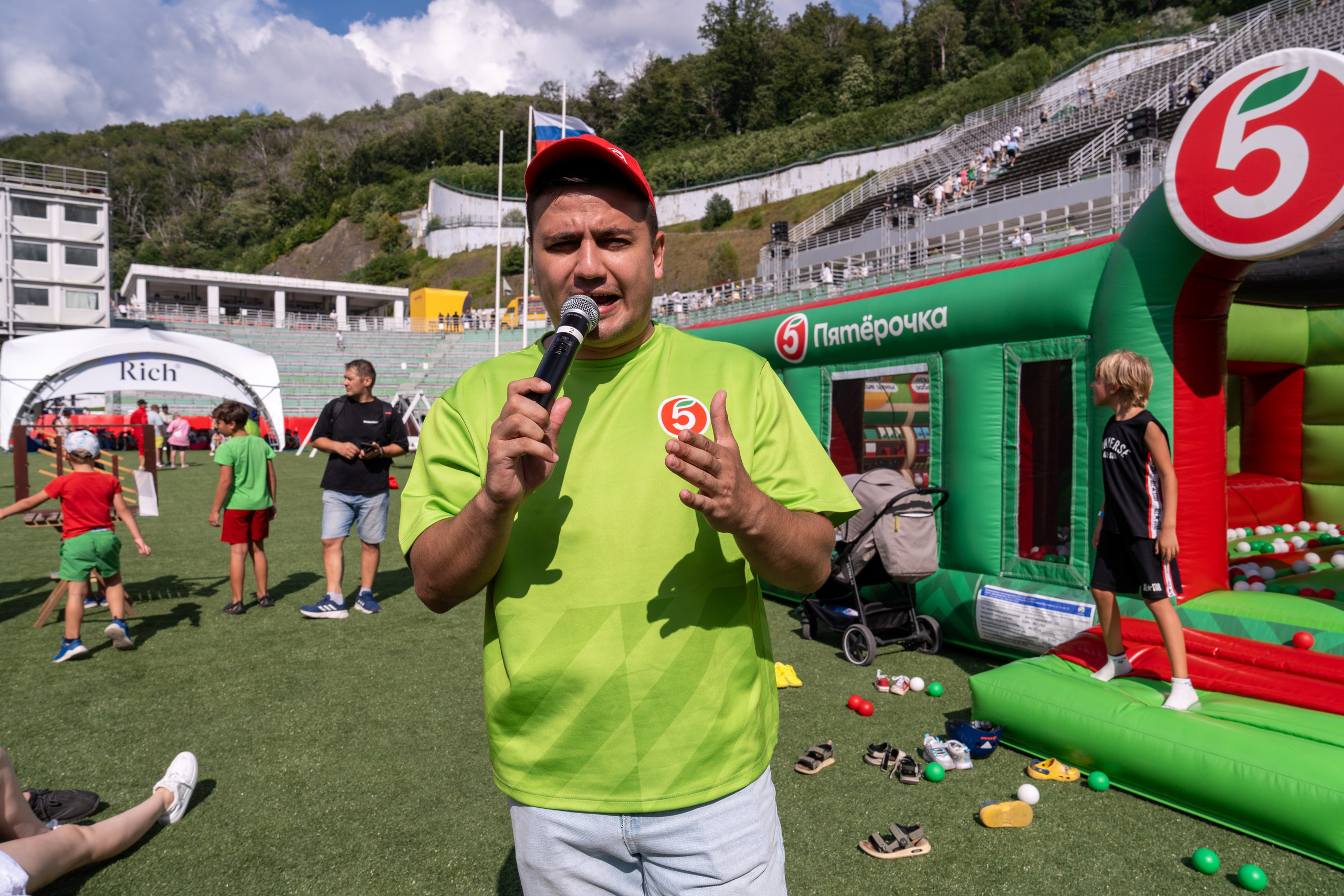 Фотоотчет партнеской интеграции для сети «Пятерочка» на фестивале «Grounded». Репортажный фотограф в Красной Поляне и Сочи Павлюченко Екатерина