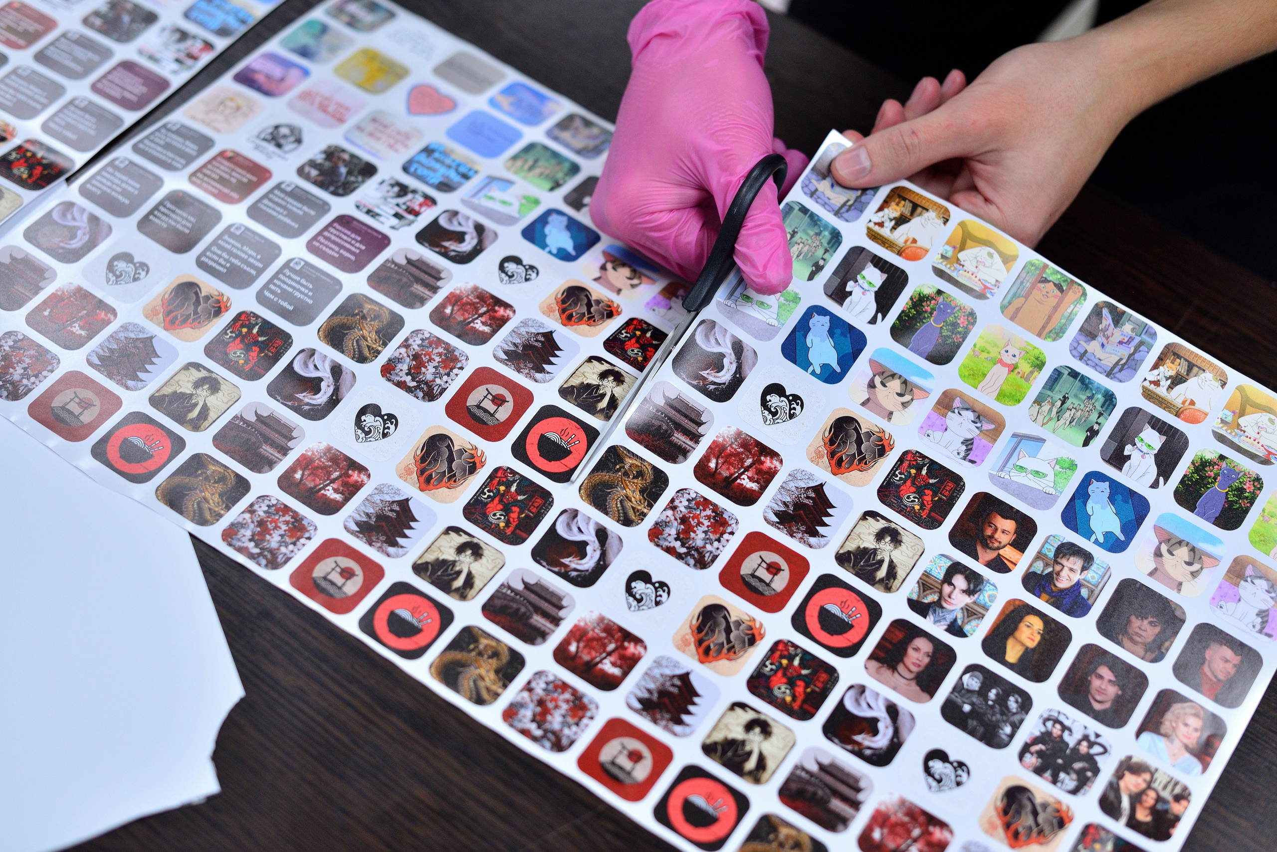 Производство 3D стикеров. Фотограф Сергей Сергеев