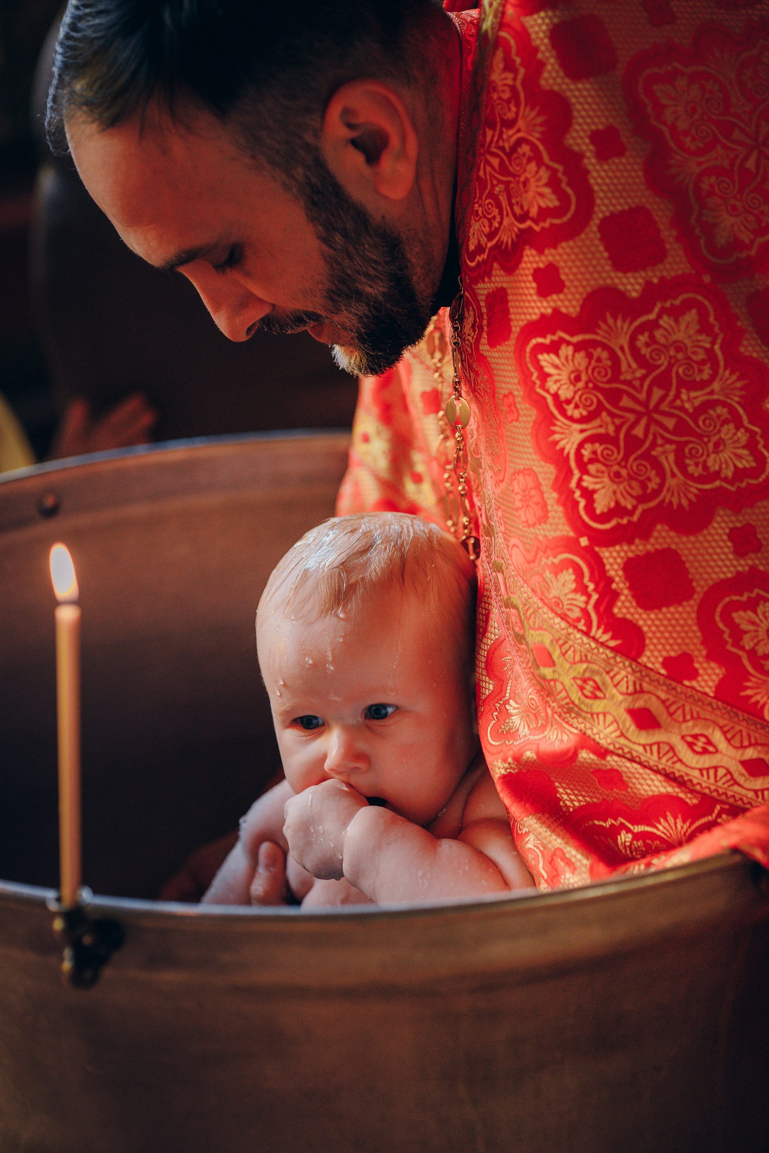 Зимняя съемка ребенка в церкви. Выпускные альбомы в Серпухове