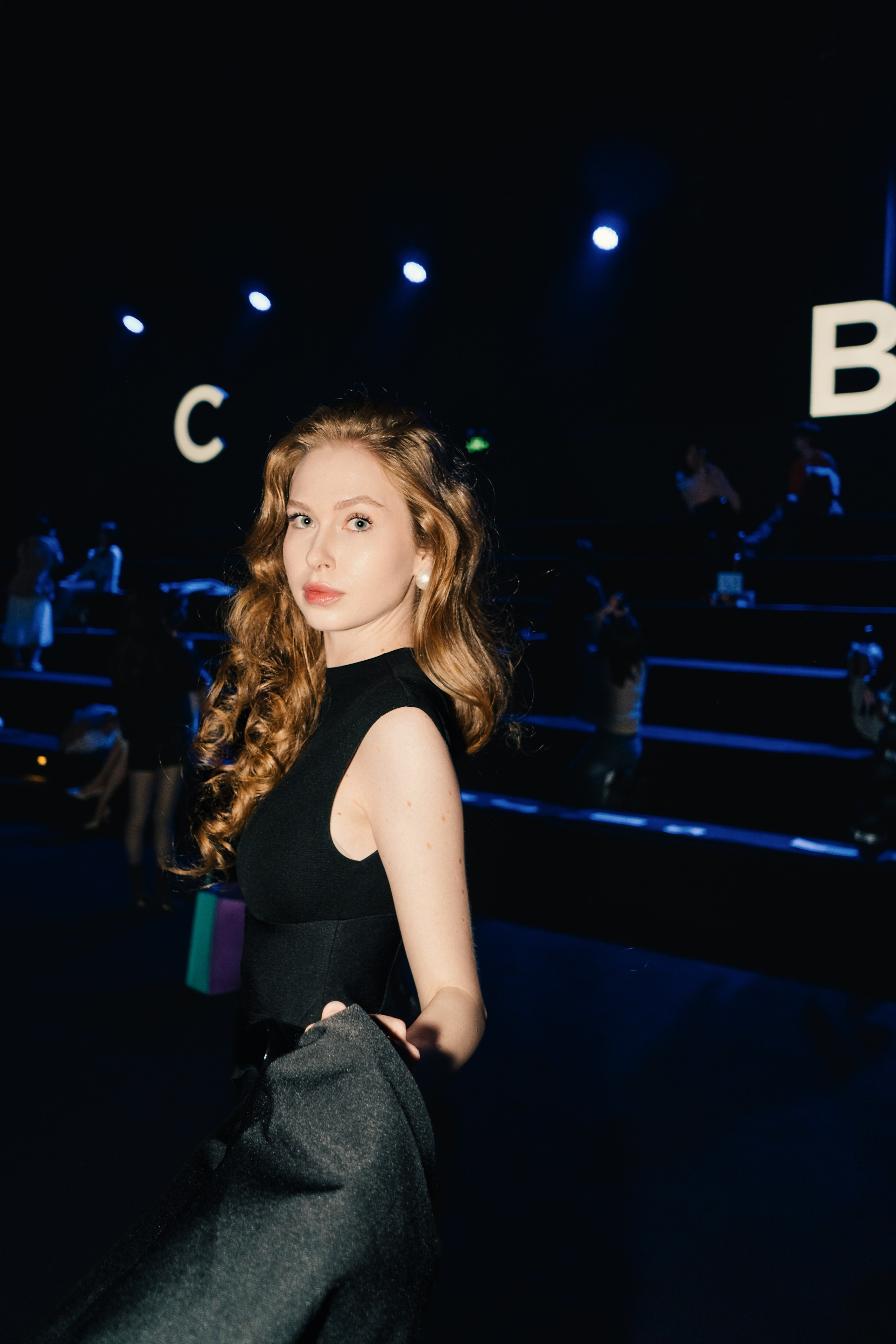 Блогер Ханна в зале на Шанхайской неделе моды, атмосфера показа, съемка в Шанхае.