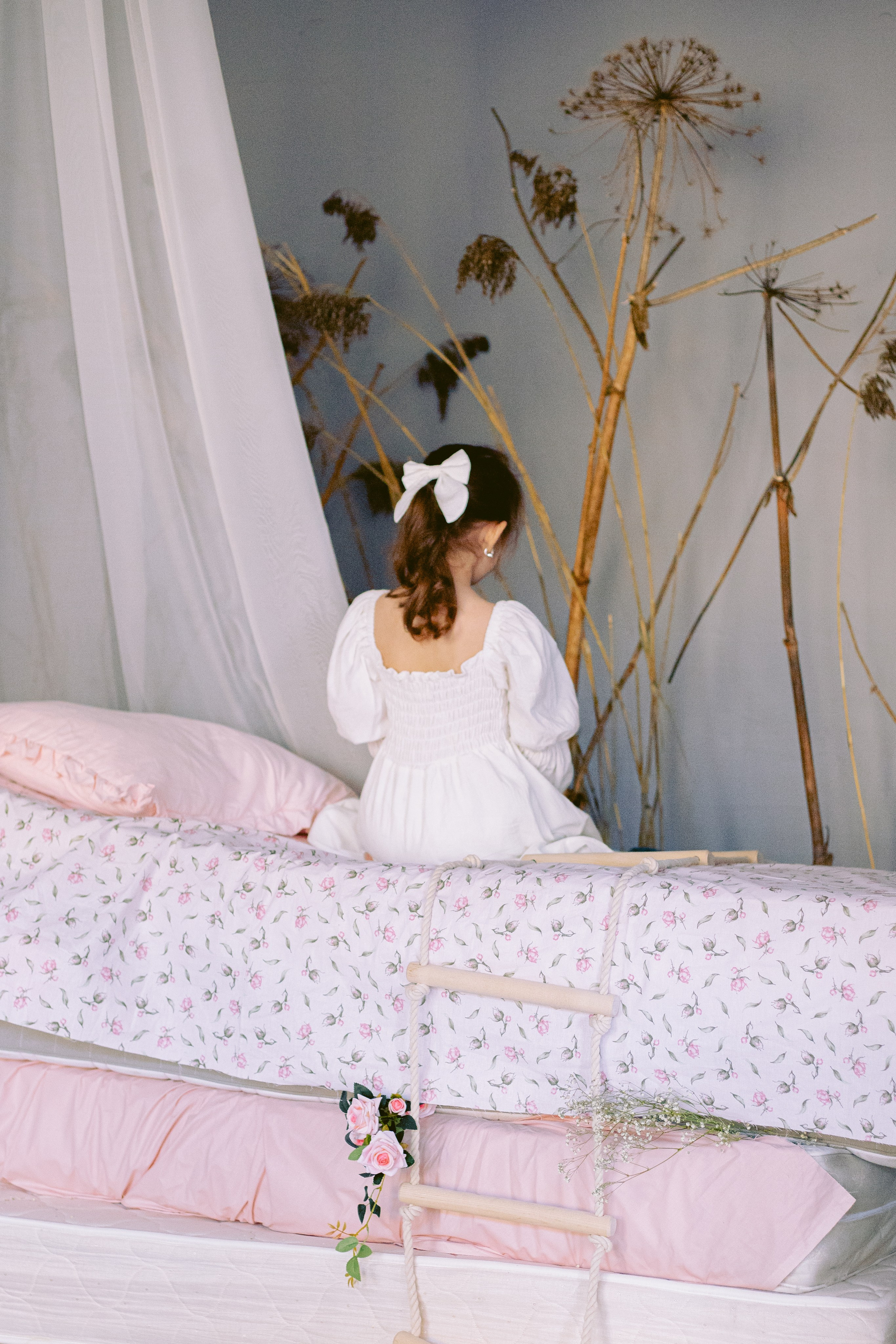 Семейная фотосессия мамы и дочки с мимозой в фотостудии. Фотограф в Санкт-Петербурге, Анна Скворцова