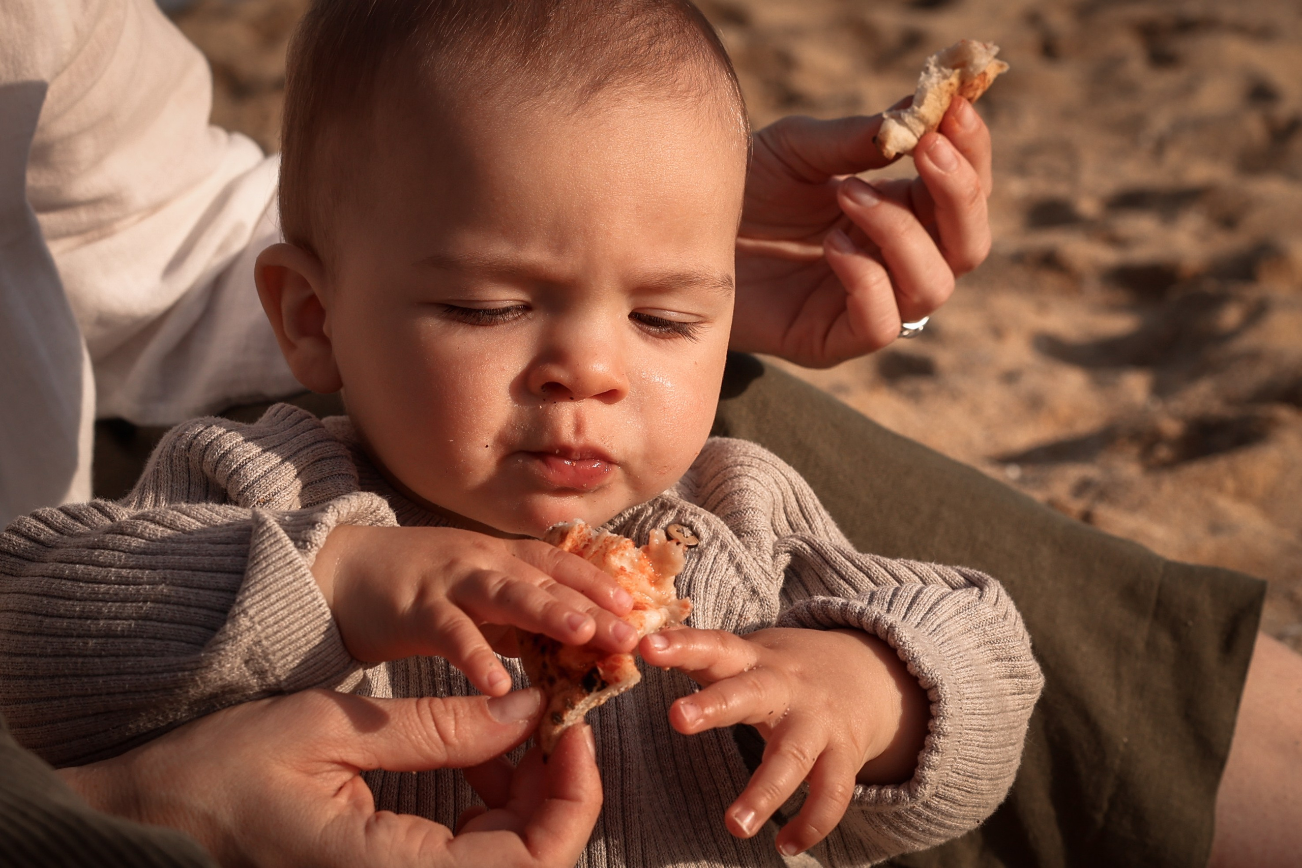 Family pizza at the sea. Natalia Zhuravleva|family, newborn, maternity photographer in Barcelona