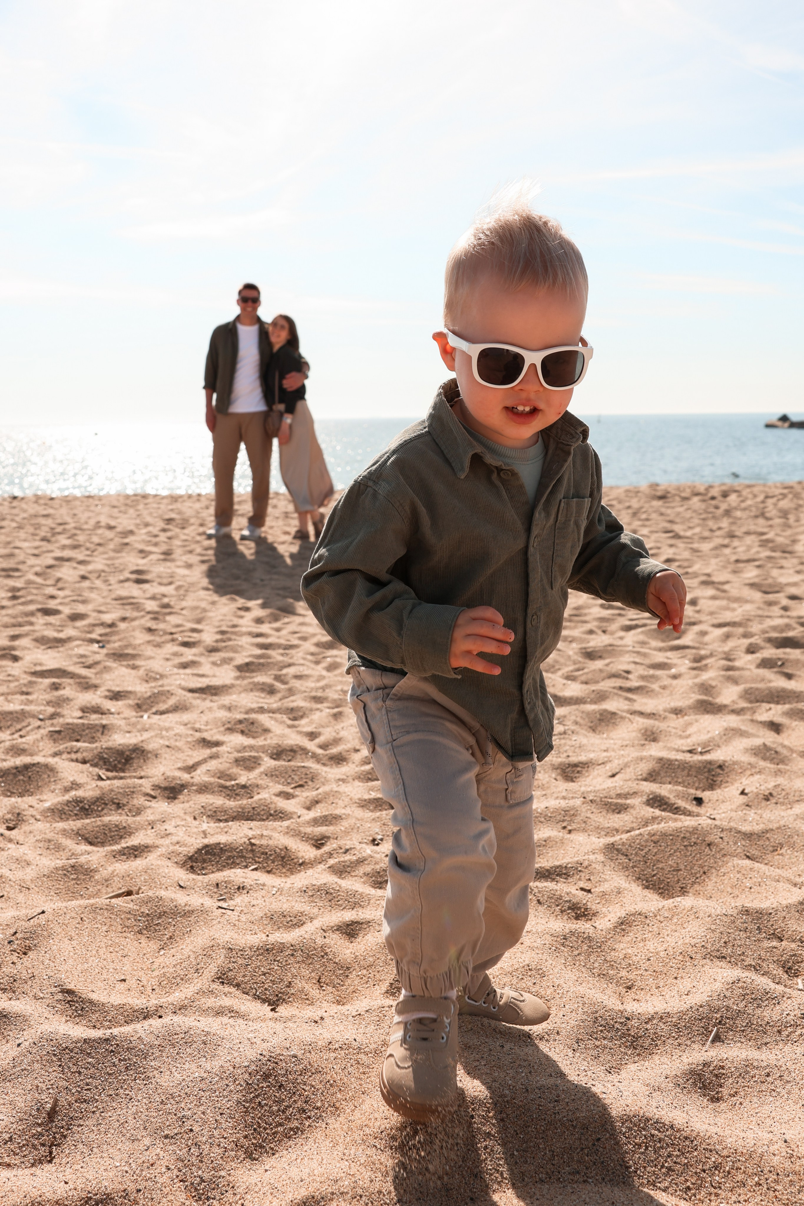 Seashore with a toddler. Natalia Zhuravleva|family, newborn, maternity photographer in Barcelona