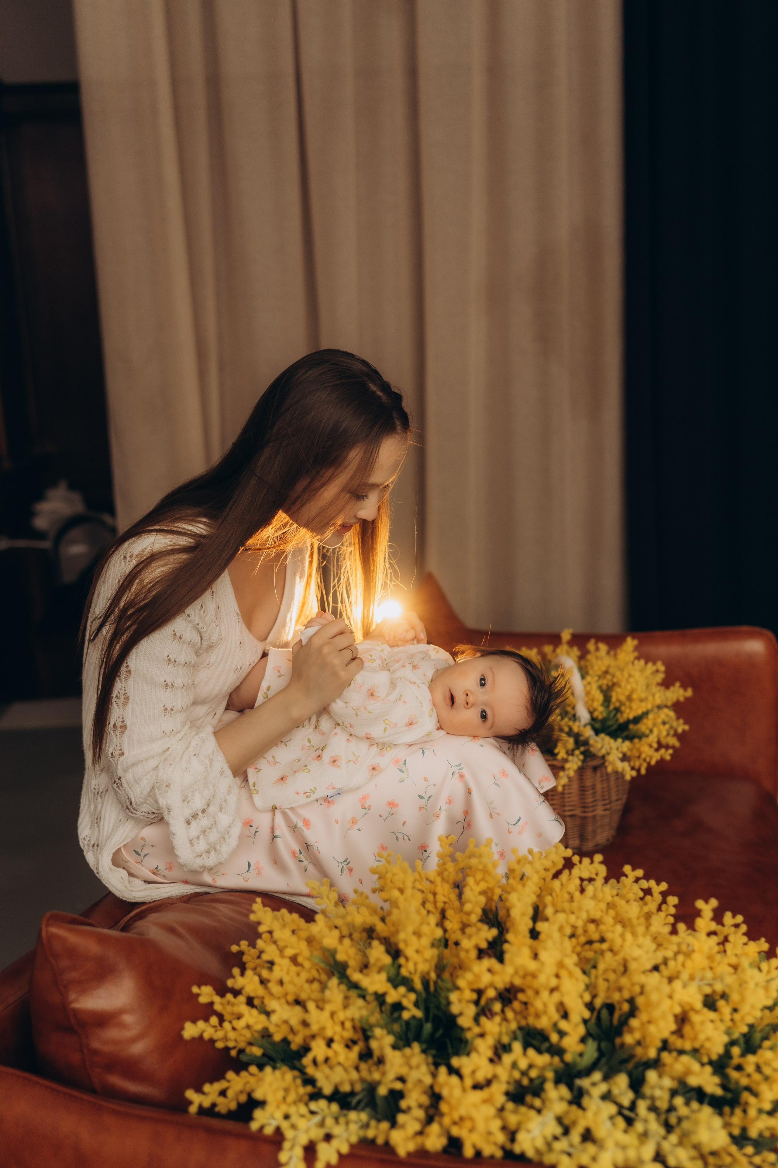 Мама с дочкой и мимозы. Семейный фотограф в Казани