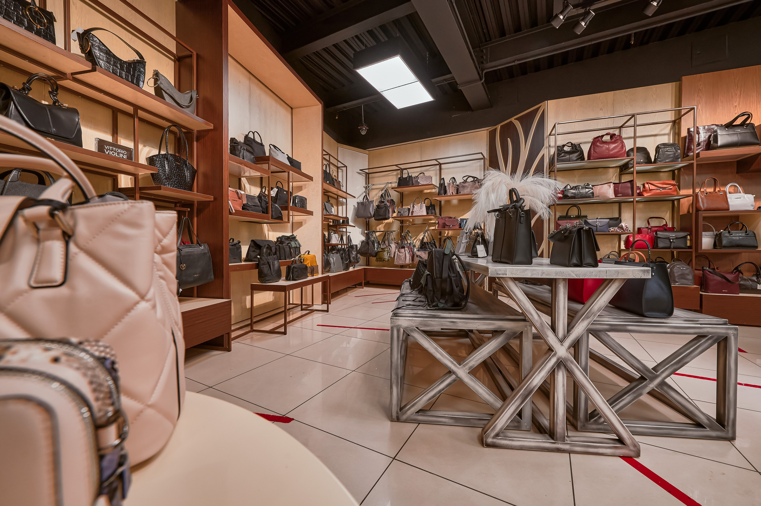 Портфолио по интерьерной и экстерьерной фотосъёмки: Мир сумок — Левый берег. Фотограф Яковлев Роман — Красноярск