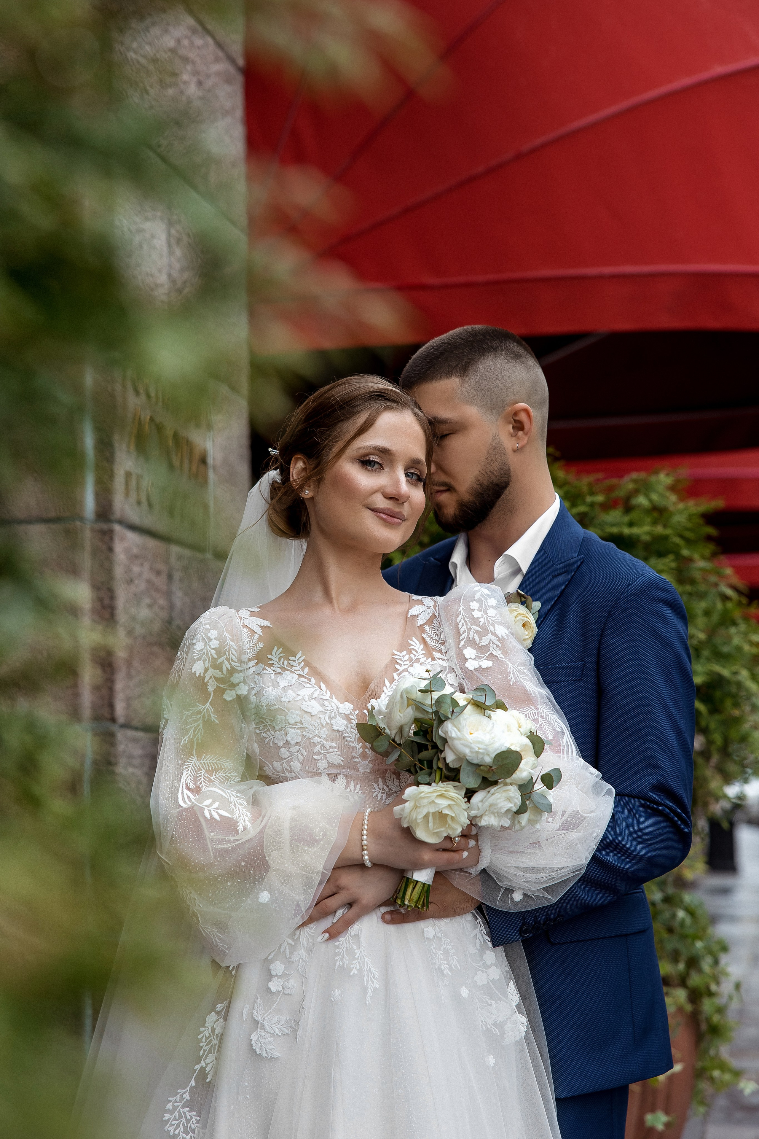 Яркая свадебная фотосессия под дождем. Свадебный и семейный фотограф Алексей Аверин