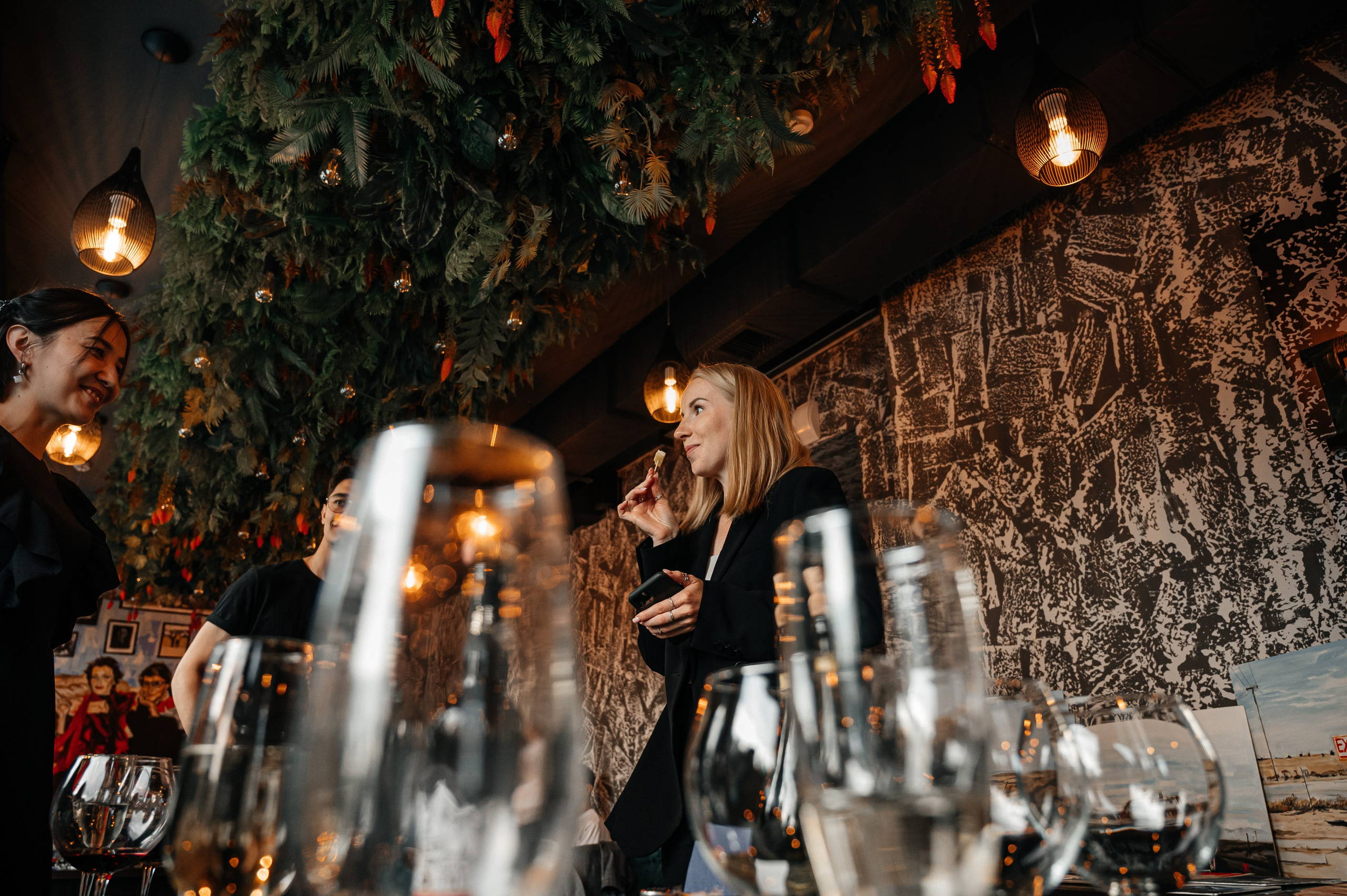 Презентация картины Карима в Париже. Фотограф Нижний Новгород