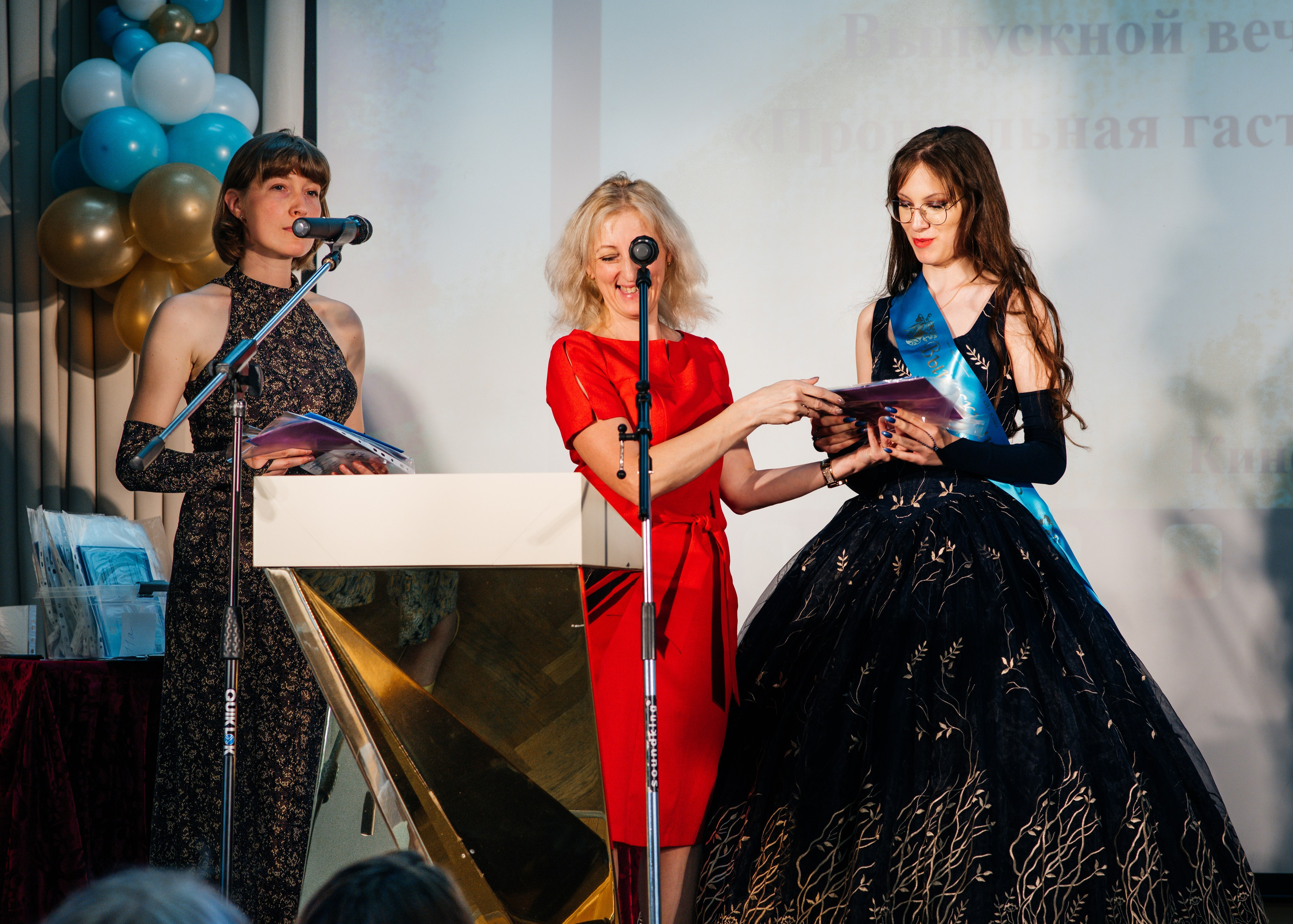 Вручение аттестатов. Выпускные альбомы в Подольске Москве и МО