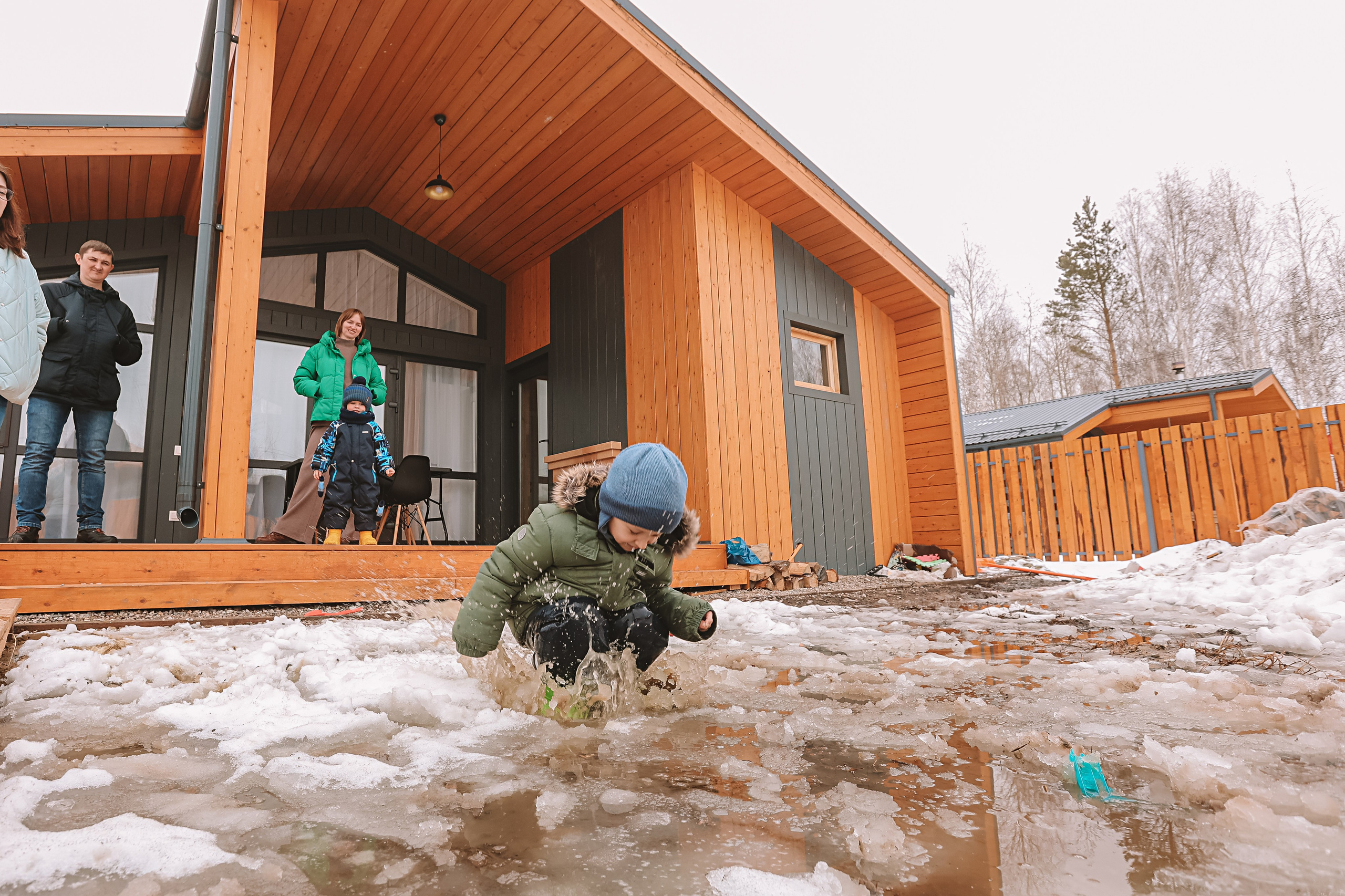 Семейная в домике (репортаж). Семейный фотограф Тюмень, фотограф на роды Салмина Мария
