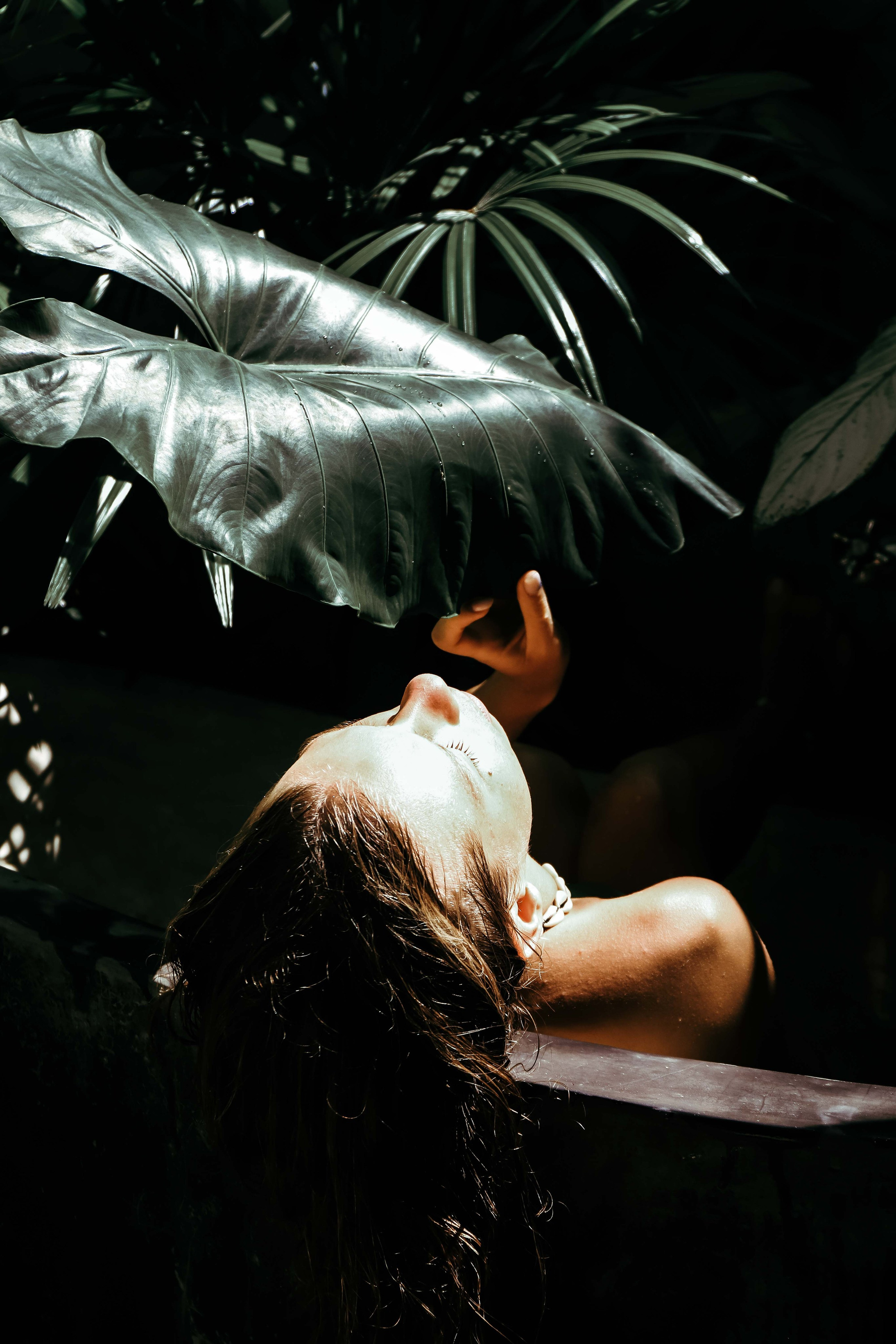 Эстетичная ню-фотосессия у бассейна в вилле Nirbana (Ахангама) | Яркие кадры с водой. Фотограф на Шри-Ланке