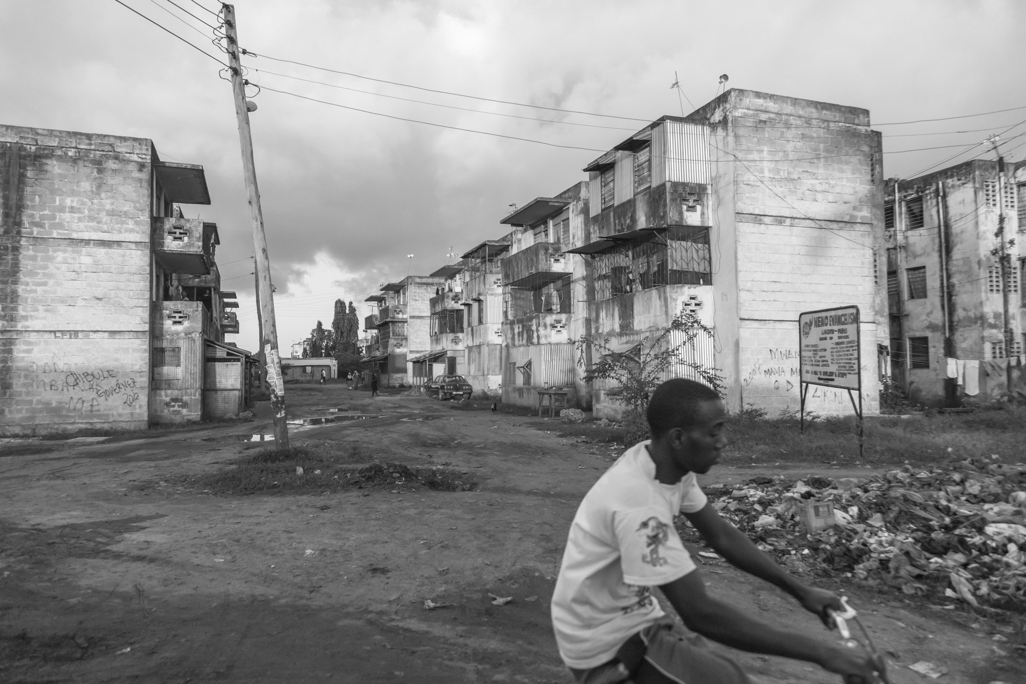 Кения. На обочине дороги. Фотограф Алексей Скоробогатько