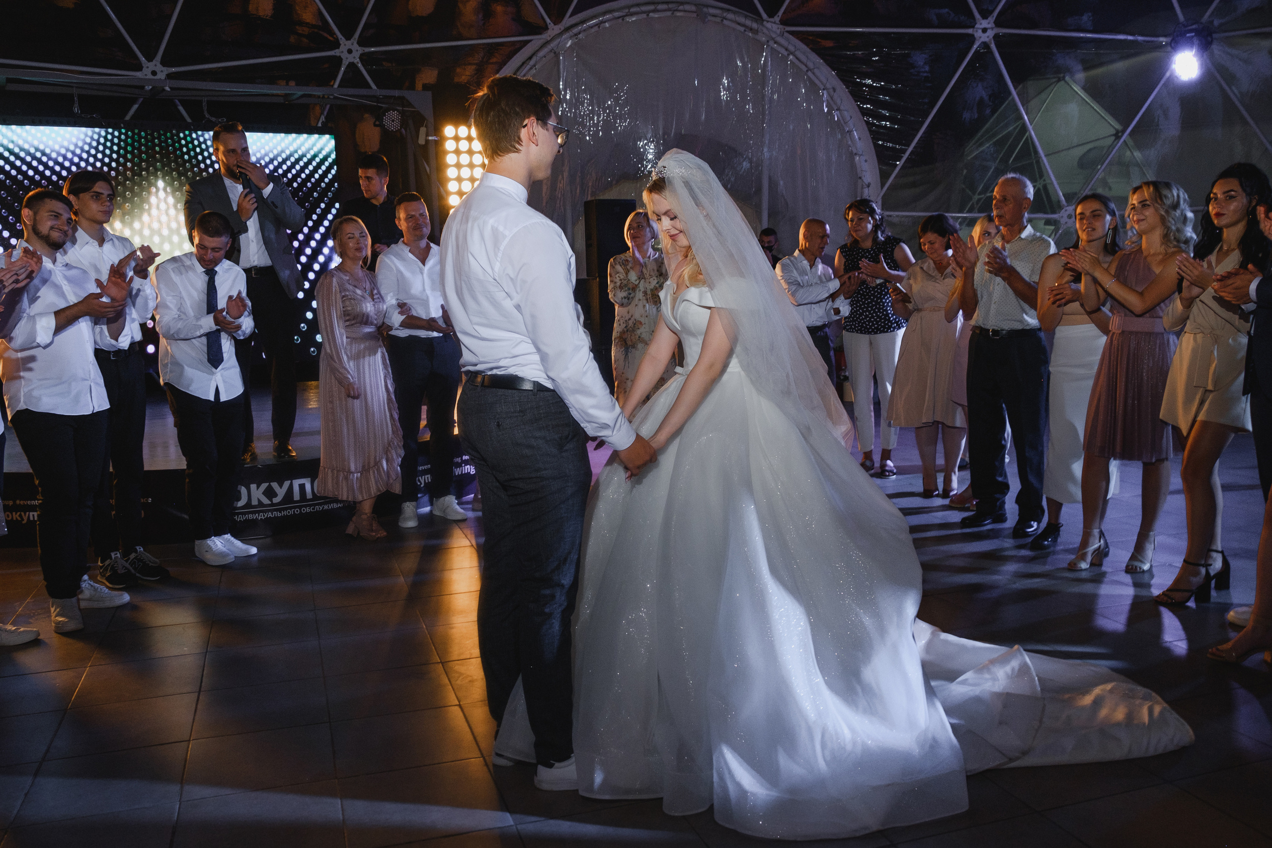Фотограф, свадьба, свадебный фотограф, Владивосток, невеста, платье, букет, танец первый