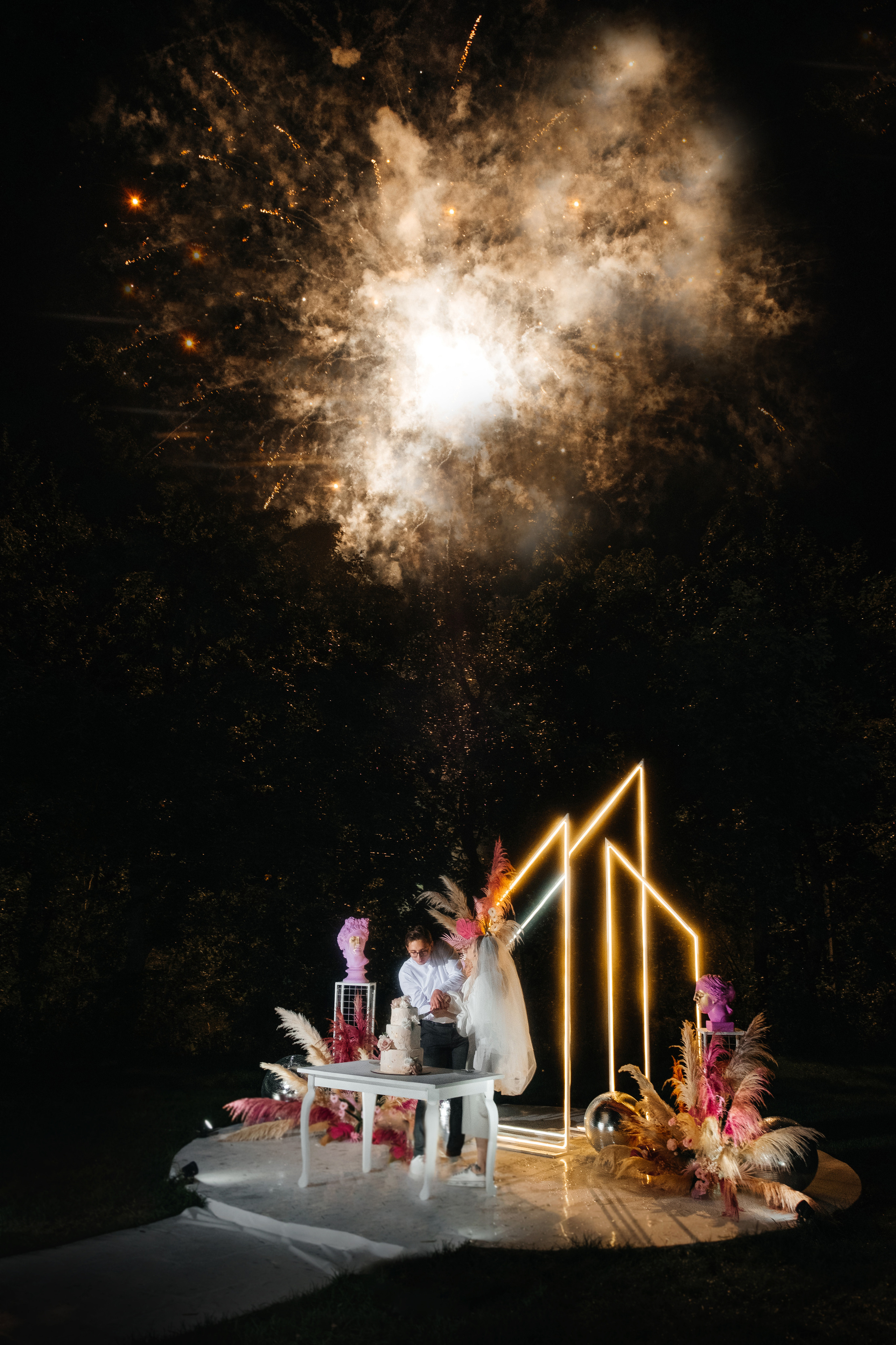 Фотограф, свадьба, свадебный фотограф, Владивосток, торт, свадебный, салют