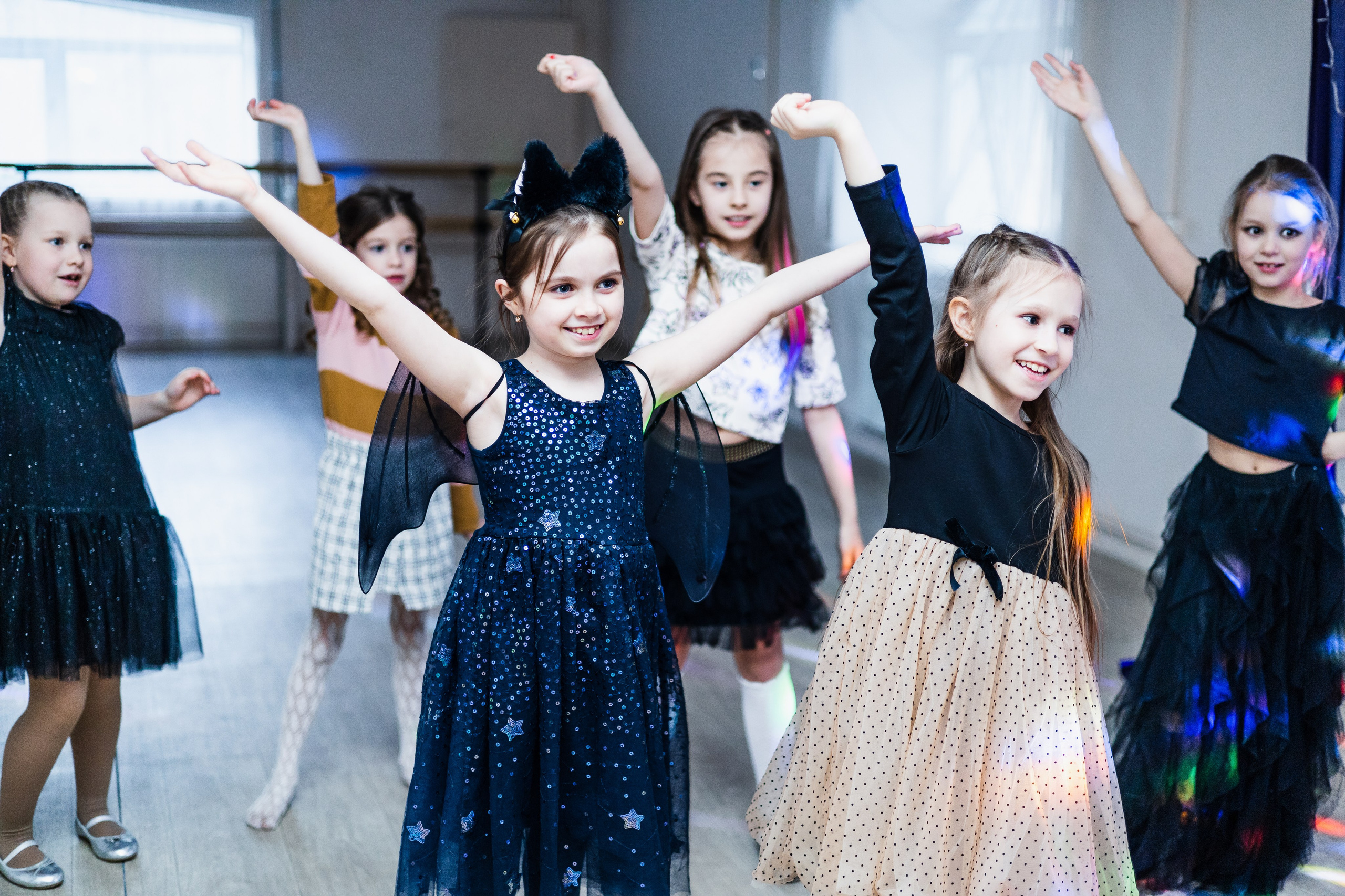 Фееричная вечеринка по мотивам легендарного сериала Wednesday. Школа для девочек во Владивостоке — Само Совершенство