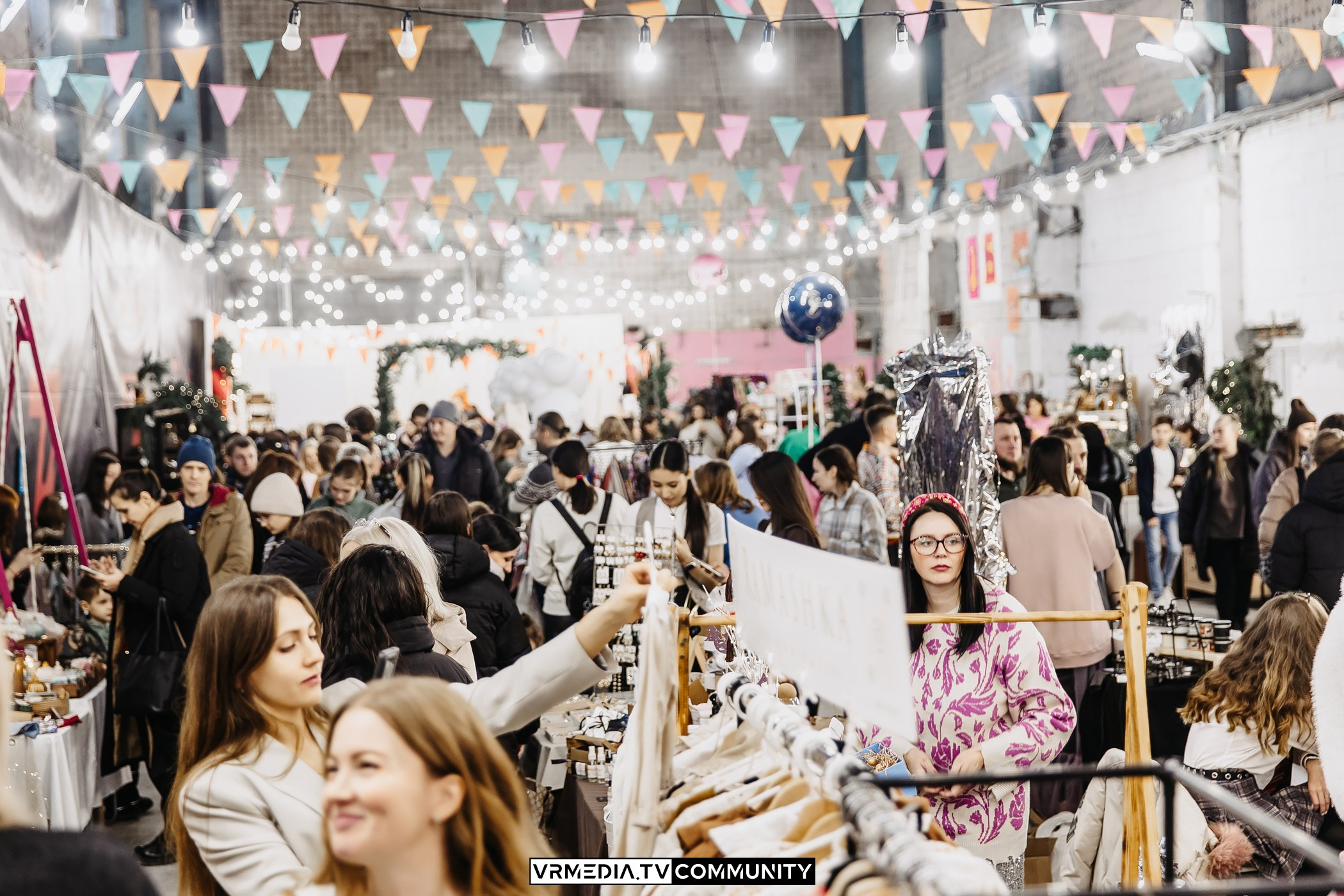 Традиционный рождественский базар и Garage Sale
