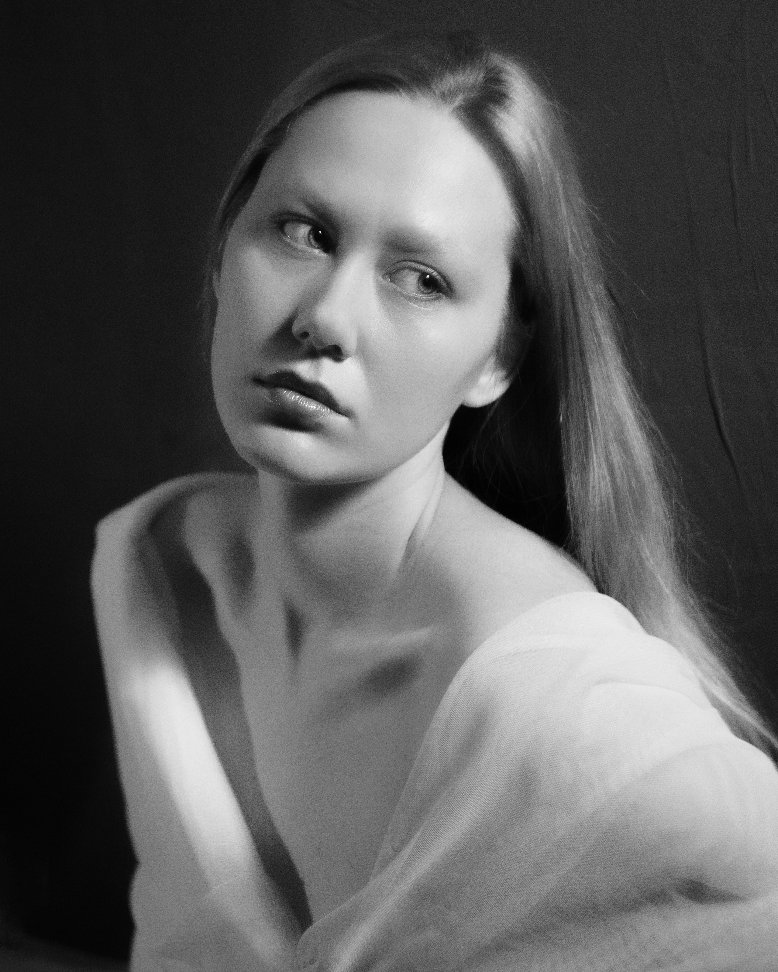 Черно-белый портрет девушки, авторская женская фотосессия в студии с мягкой драматичностью и журнальной эстетикой