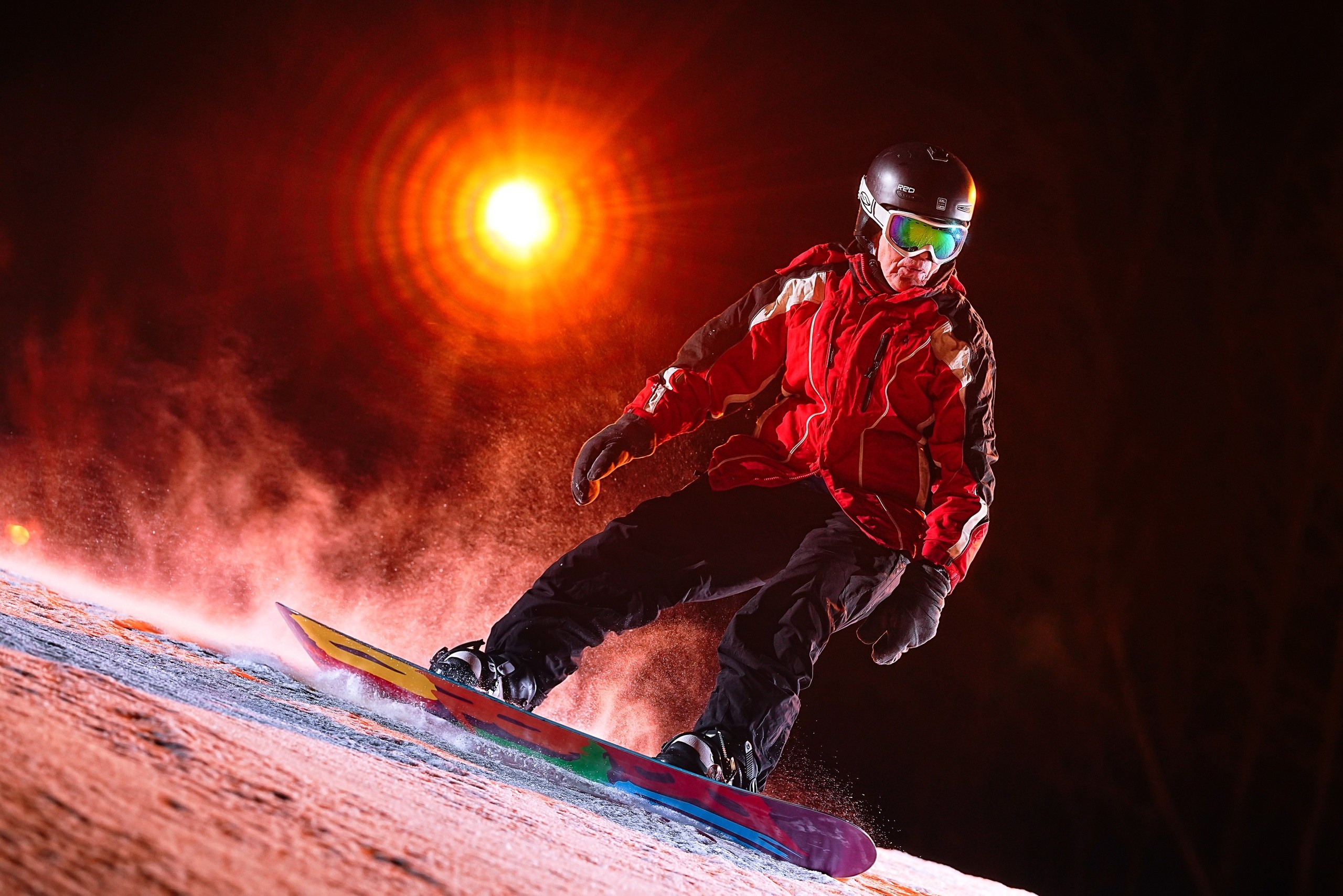Вечерняя съёмка на склонах с использованием внешних вспышек. Фотограф Студитский Евгений