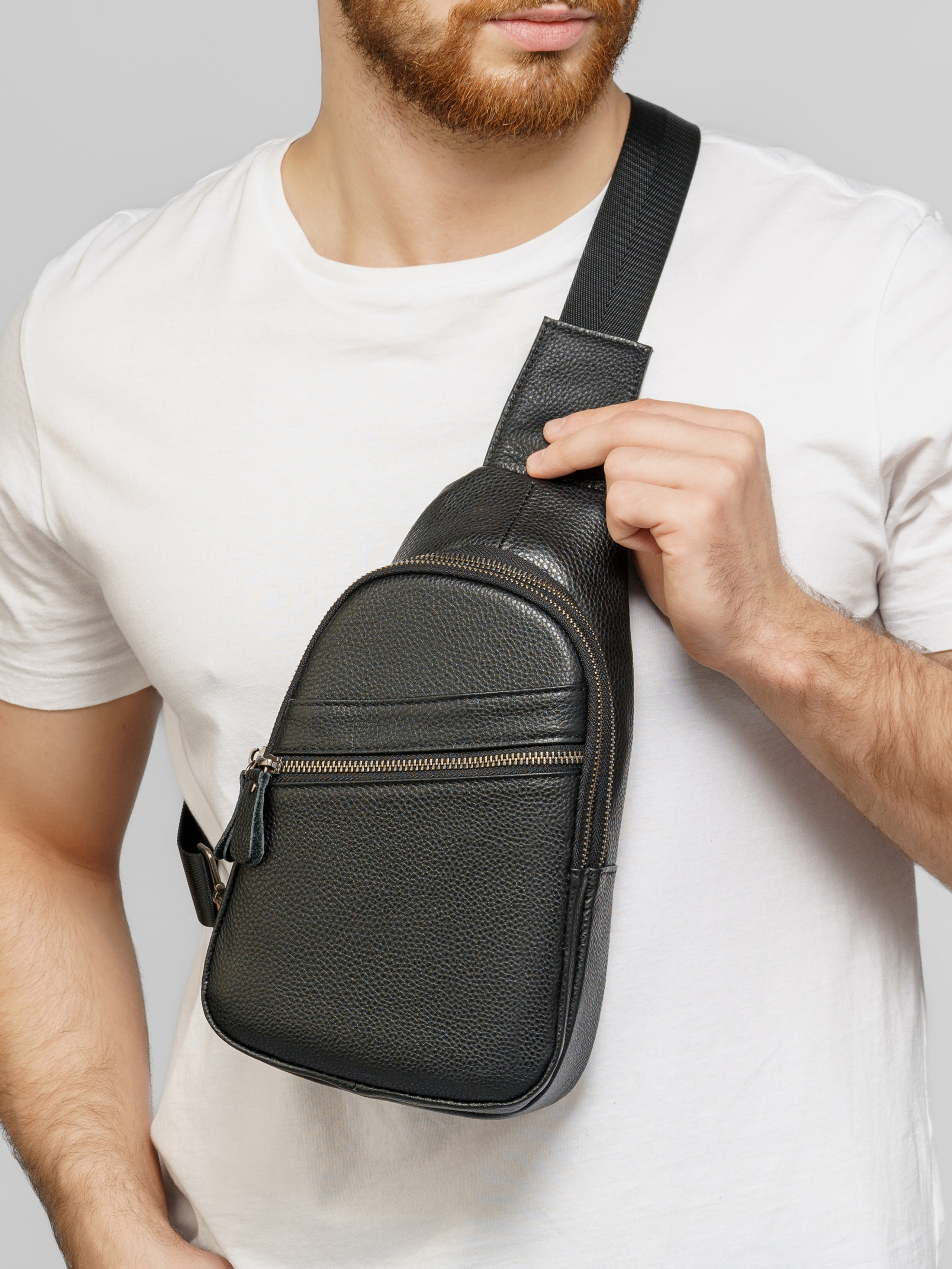 Сумки-бананки, модель Кирилл. KED Production — продакшн из СПб. Создаём фото, видео и контент, который помогает брендам и селлерам продавать больше