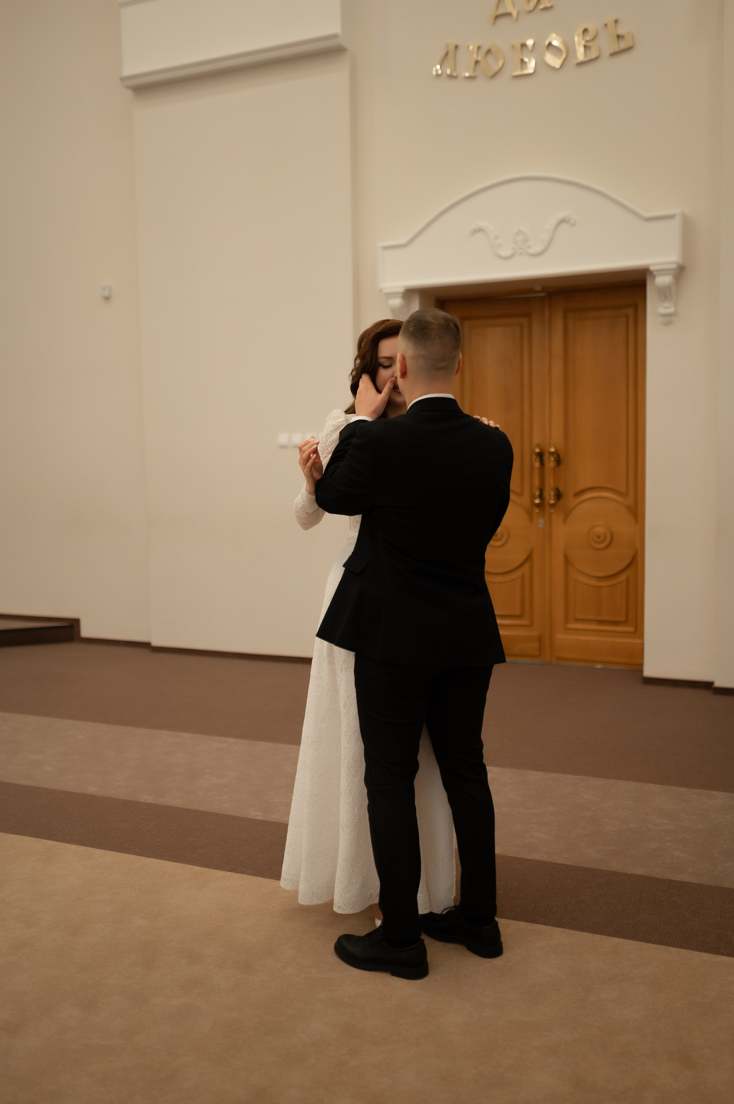 «И вот теперь остаются эти три: вера, надежда, любовь. Но величайшая из них — любовь». Твой личный проводник к красивым фотографиям в Старом Осколе