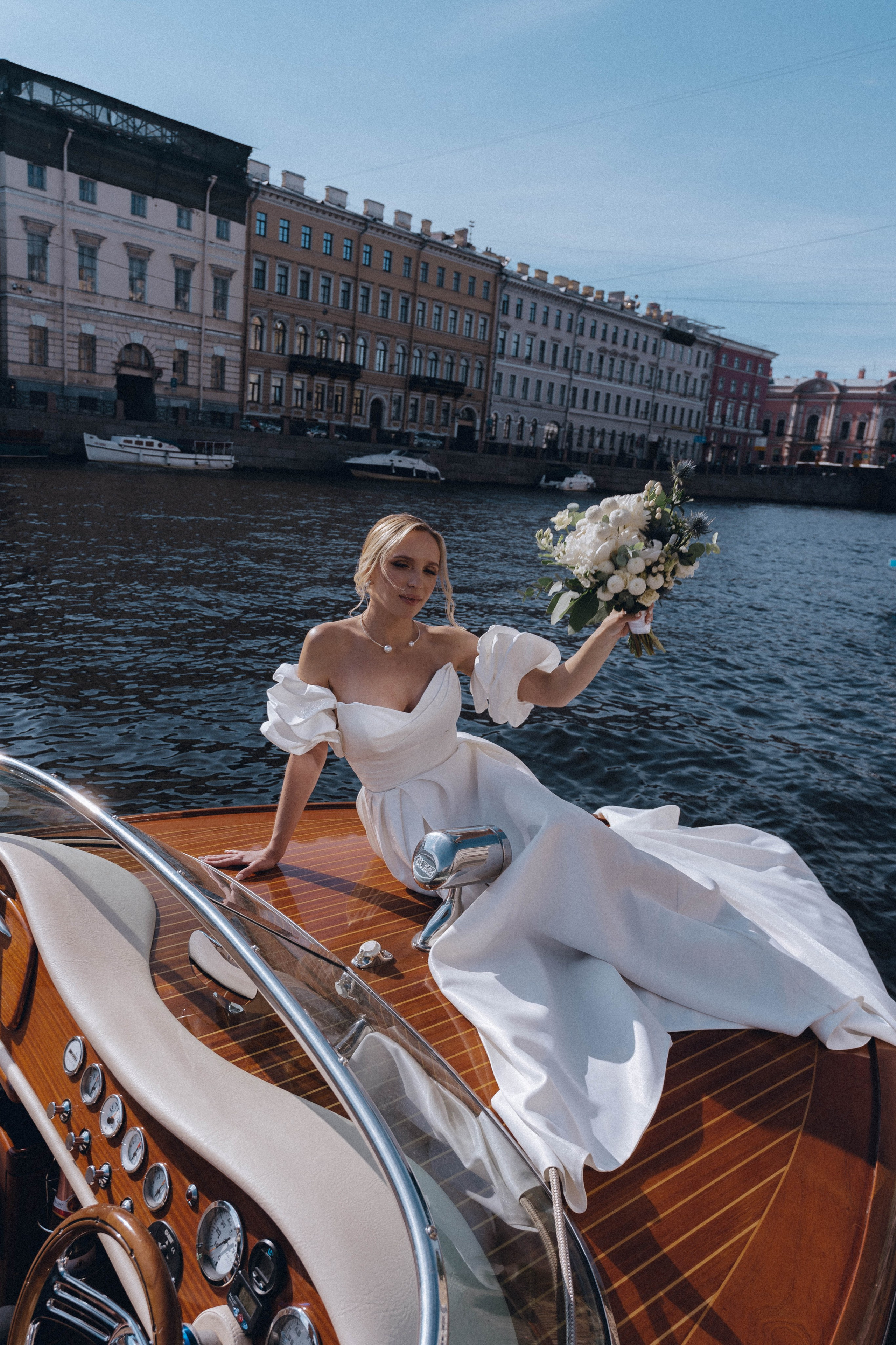 СВАДЕНБНАЯ СЬЕМКА НА КАТЕРЕ ПО КАНАЛАМ САНКТ-ПЕТЕРБУРГА И В АКВАТОРИИ НЕВЫ. Профессиональный фотограф, Санкт-Петербург — Виктория Богомолова