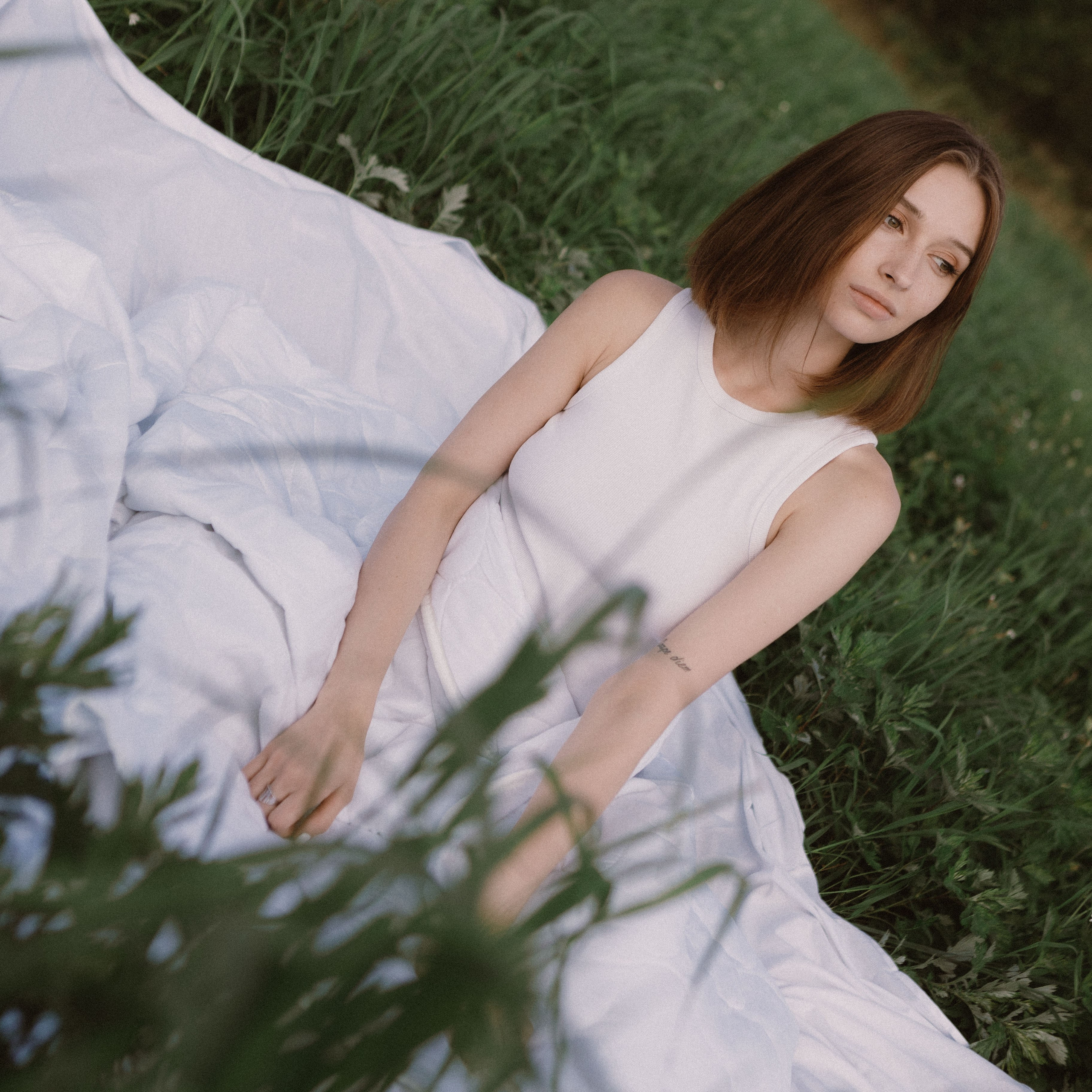 Летняя фотосессия в поле. Девушка в поле в кровати