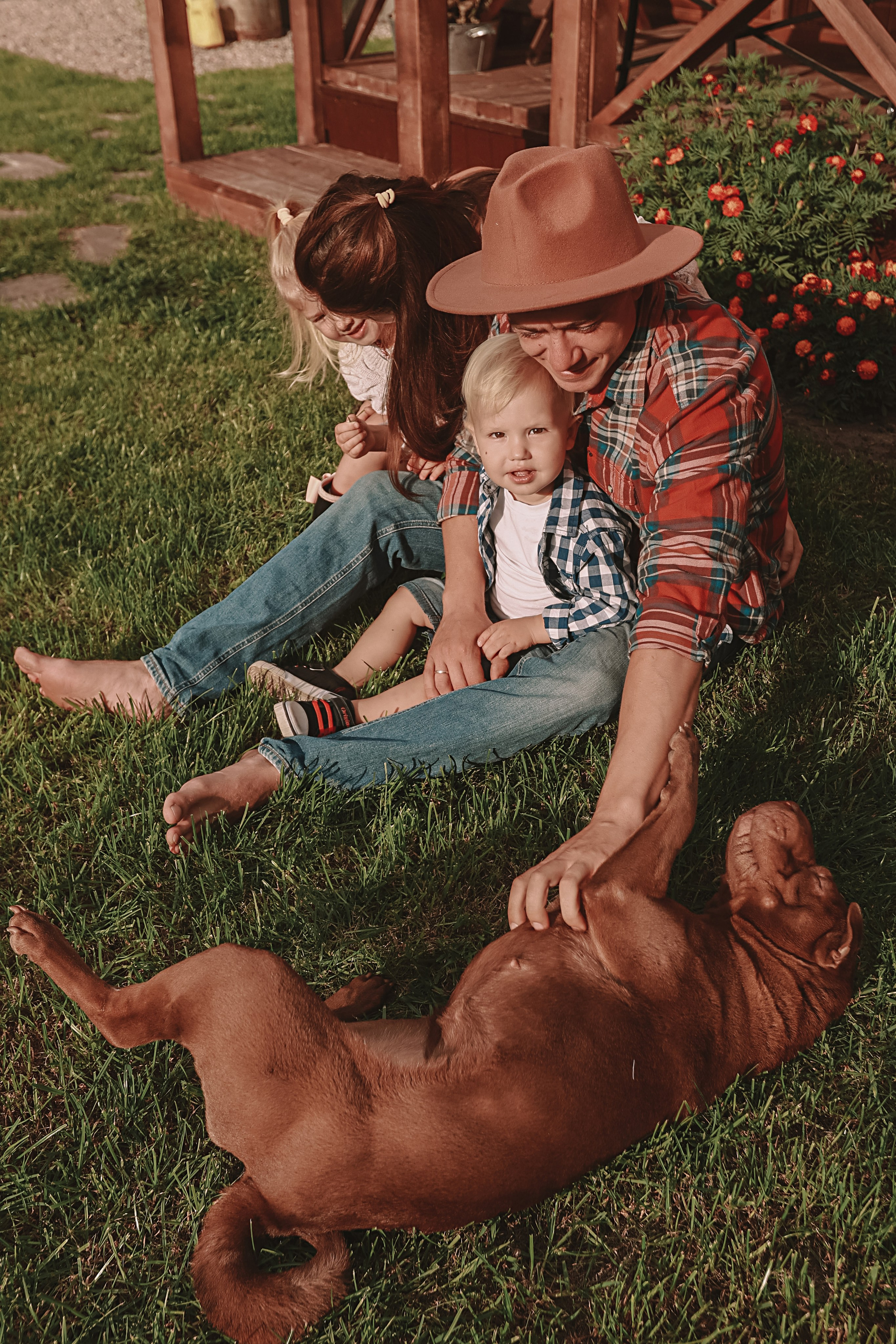У дома. Семейный фотограф Тюмень, фотограф на роды Салмина Мария