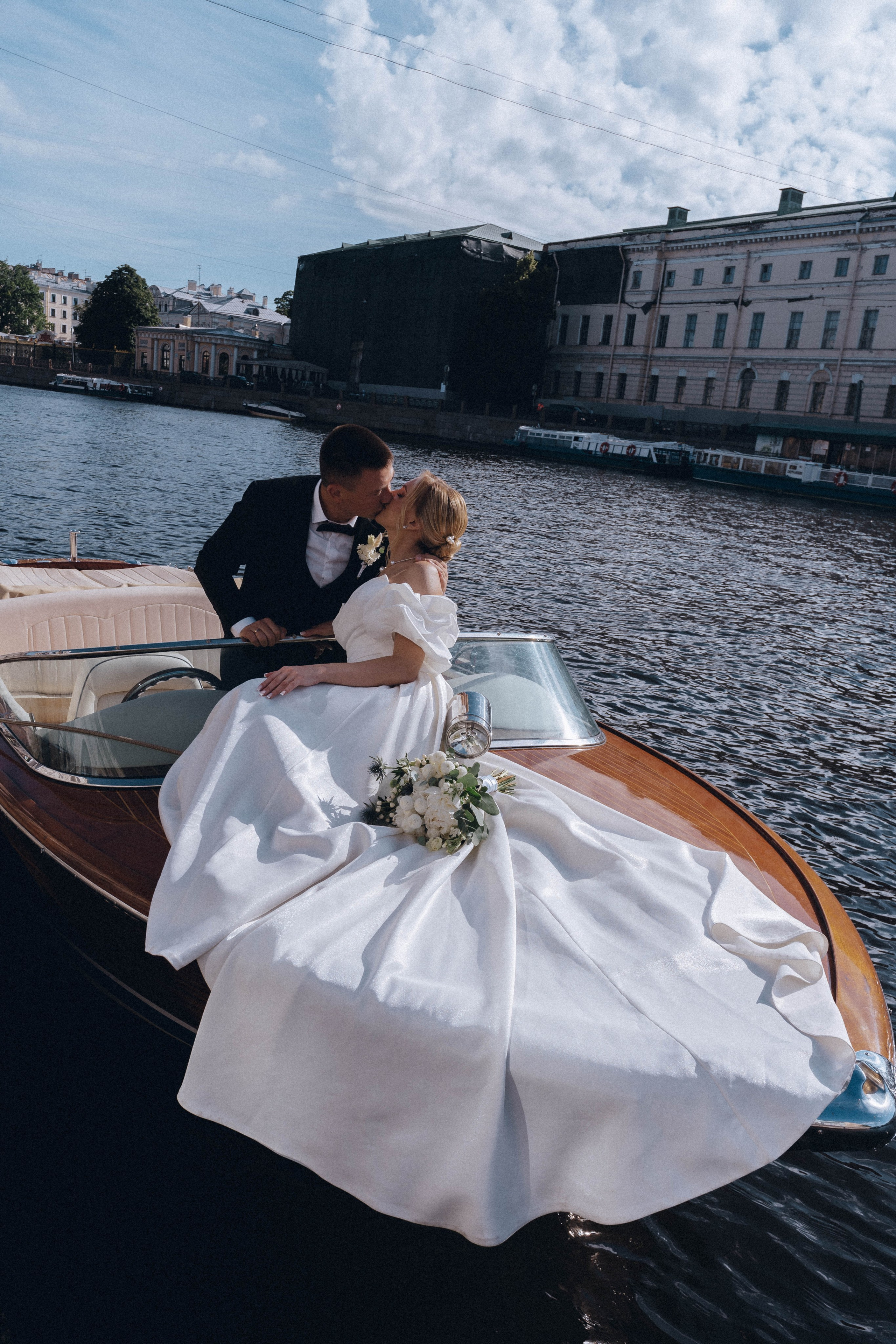 СВАДЕНБНАЯ СЬЕМКА НА КАТЕРЕ ПО КАНАЛАМ САНКТ-ПЕТЕРБУРГА И В АКВАТОРИИ НЕВЫ. Профессиональный фотограф, Санкт-Петербург — Виктория Богомолова