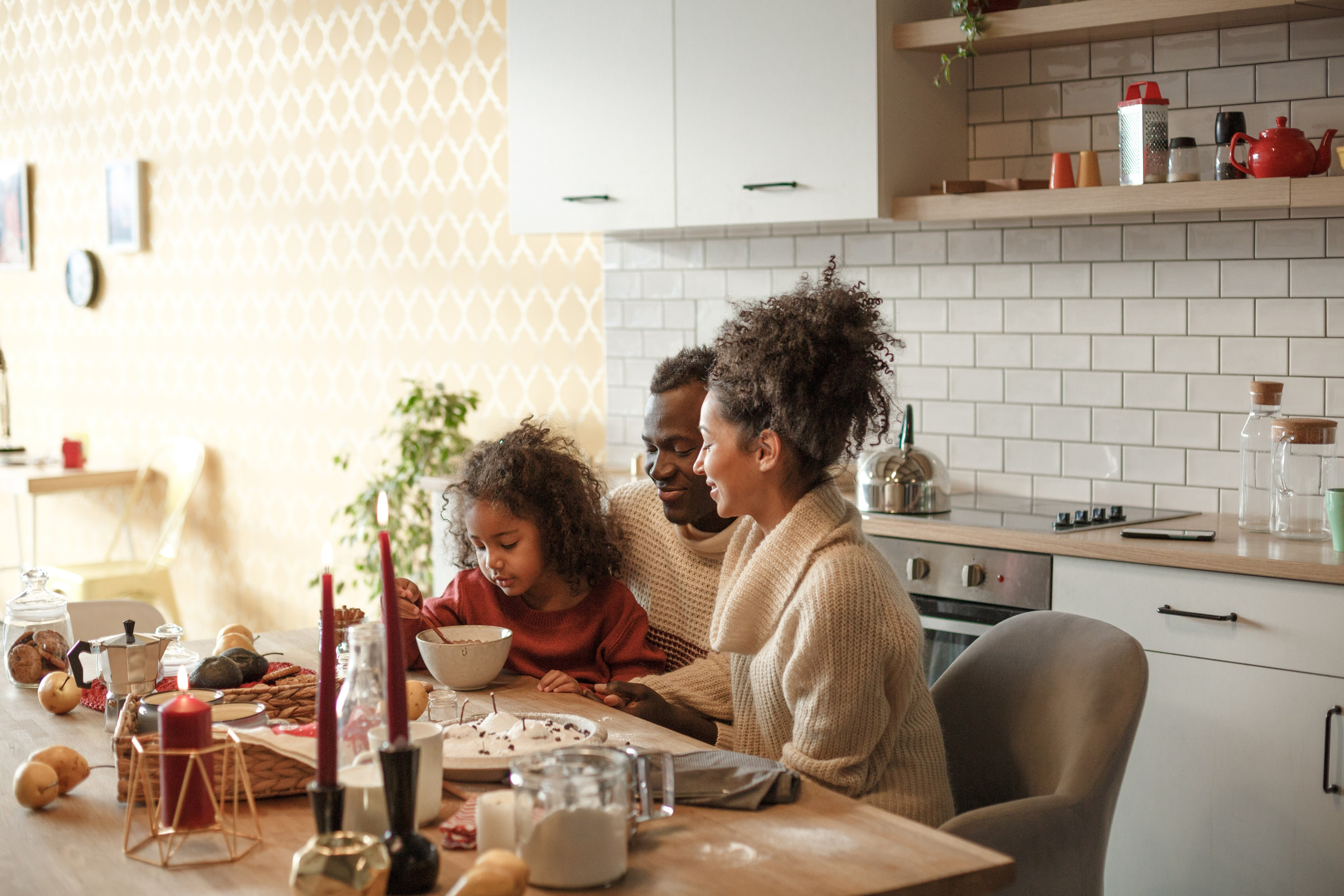 Семейная студийная фотосессия на кухне. Свадебный и семейный фотограф Скрынник Светлана