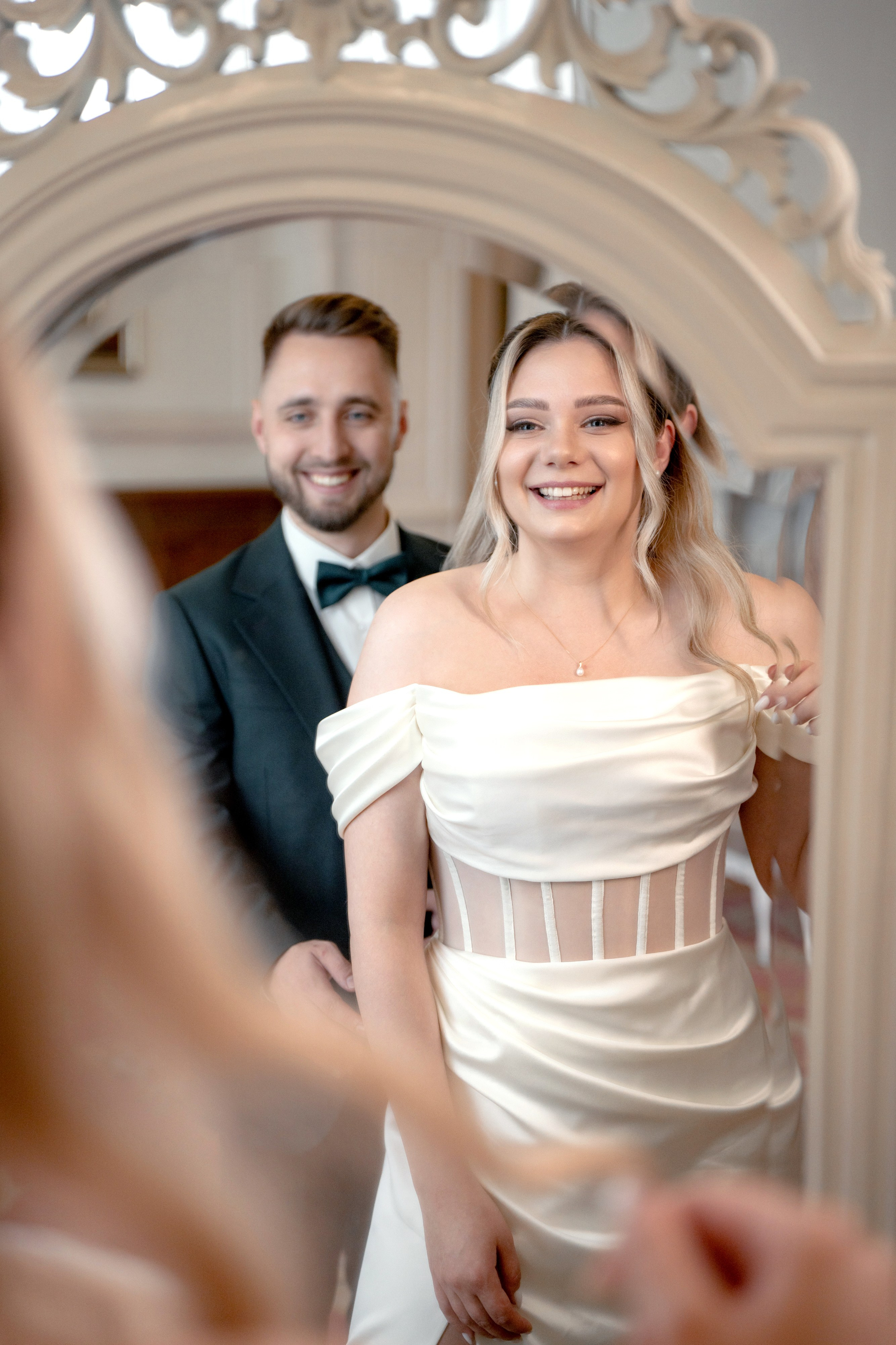 Красивые фотографии из Дворца Бракосочетания №1 Свадебная фотосессия Жениха и невесты в зеркале.