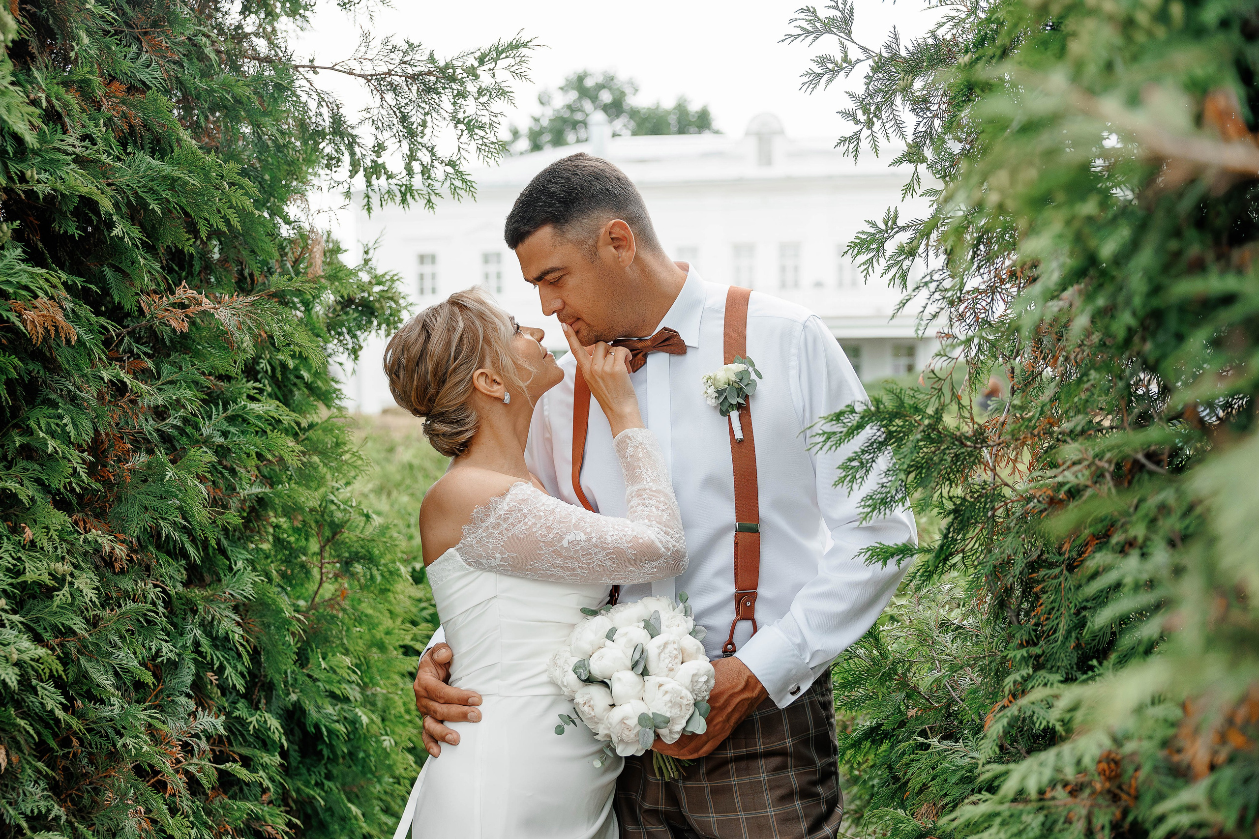 Жених и невеста позируют в саду Музея-усадьбы Веневитинова в Воронеже