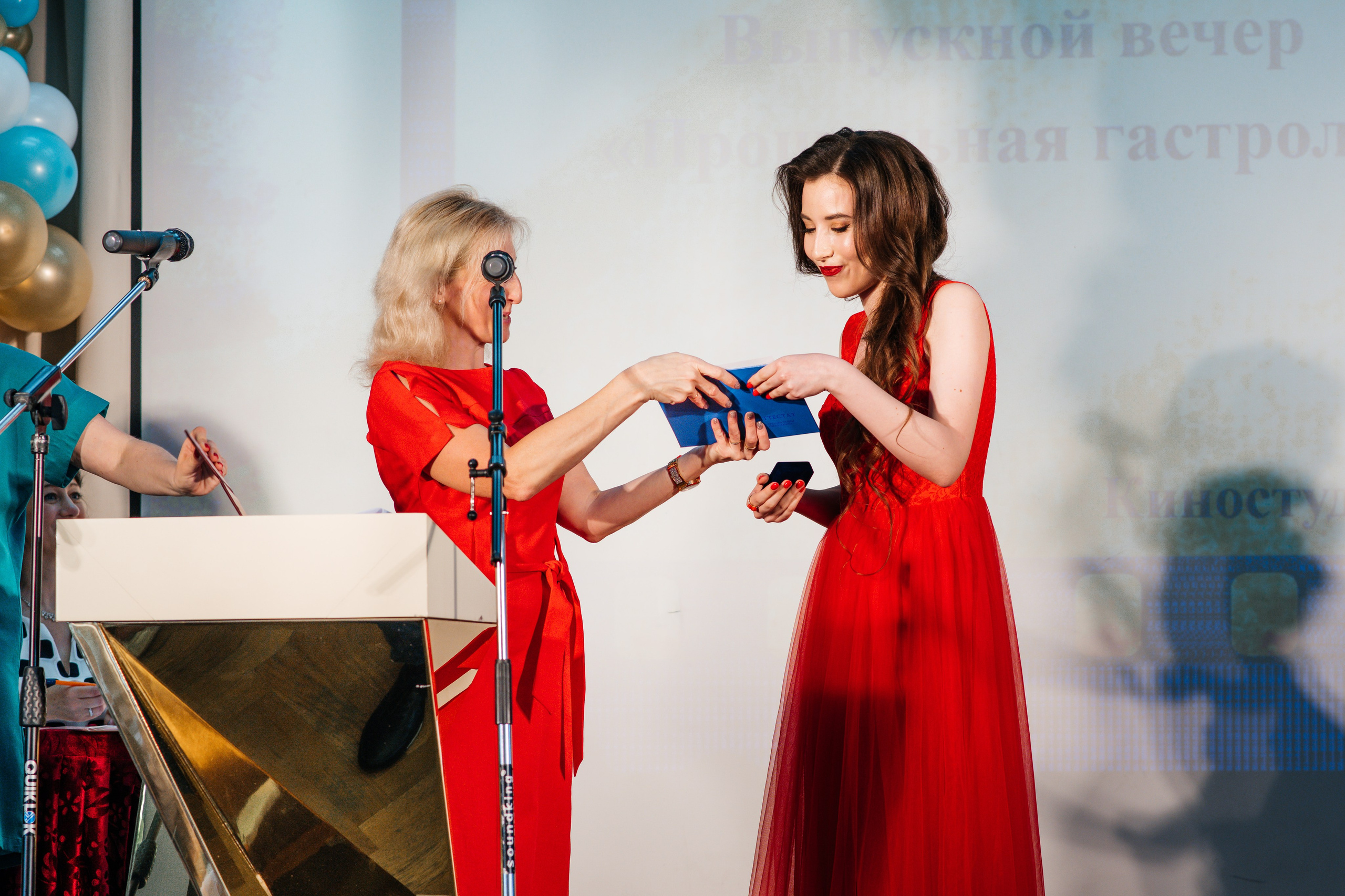 Вручение аттестатов. Выпускные альбомы в Подольске Москве и МО