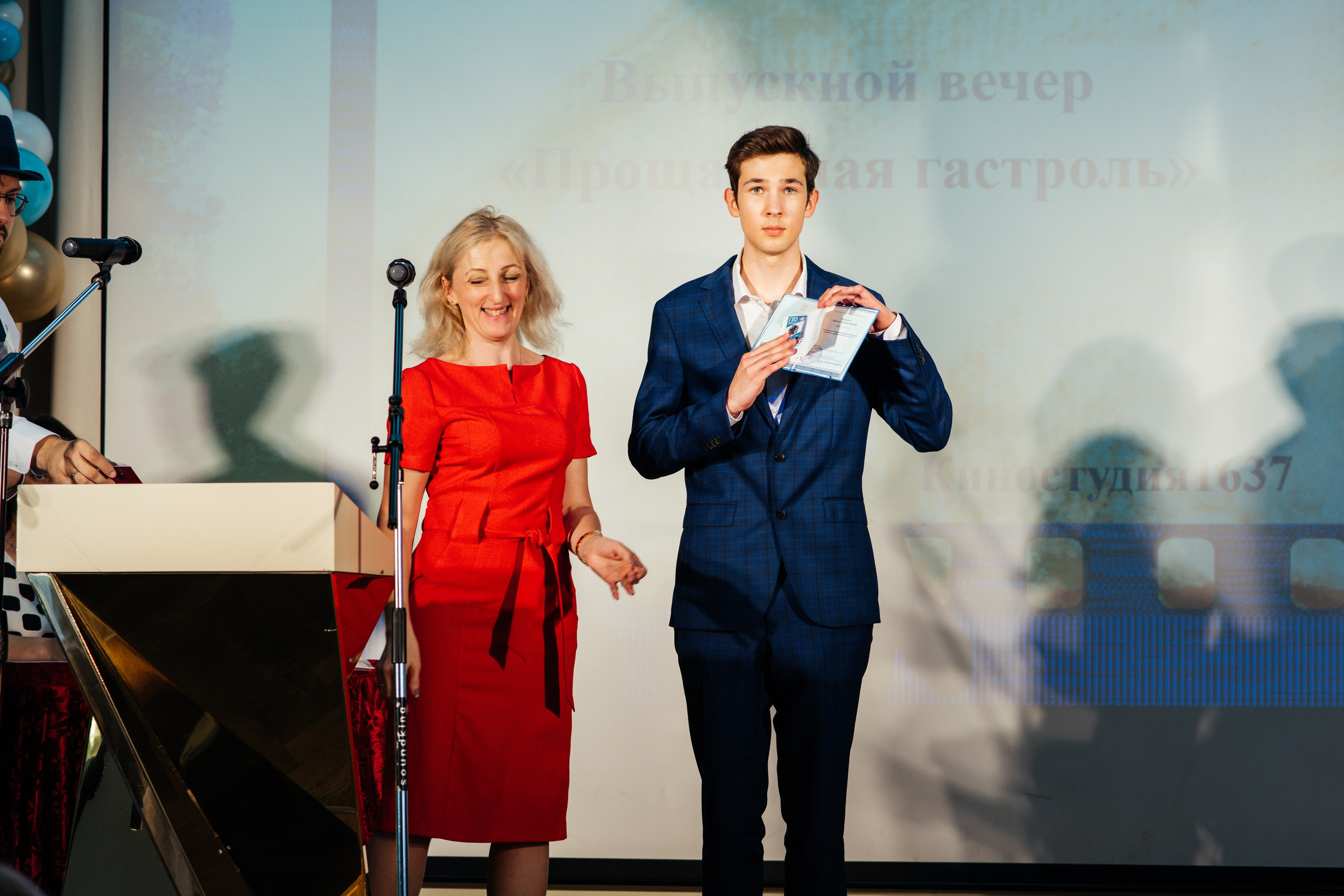 Вручение аттестатов. Выпускные альбомы в Подольске Москве и МО