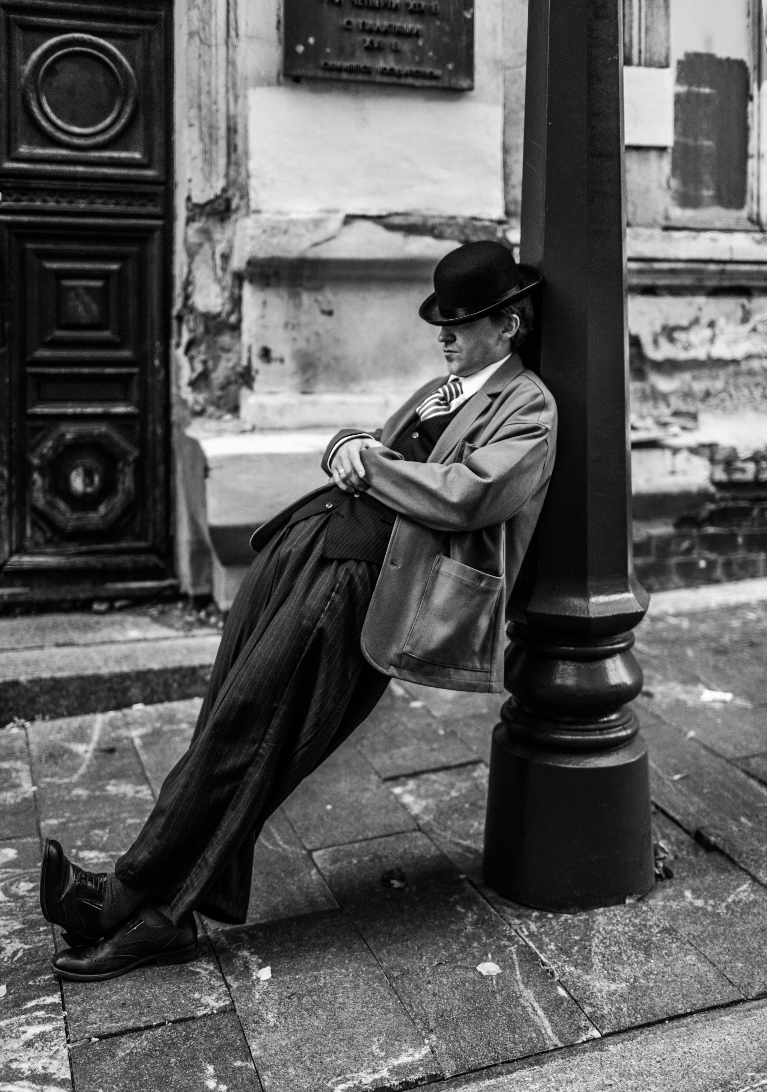 Стильный черно-белый портрет для современных мужчин.