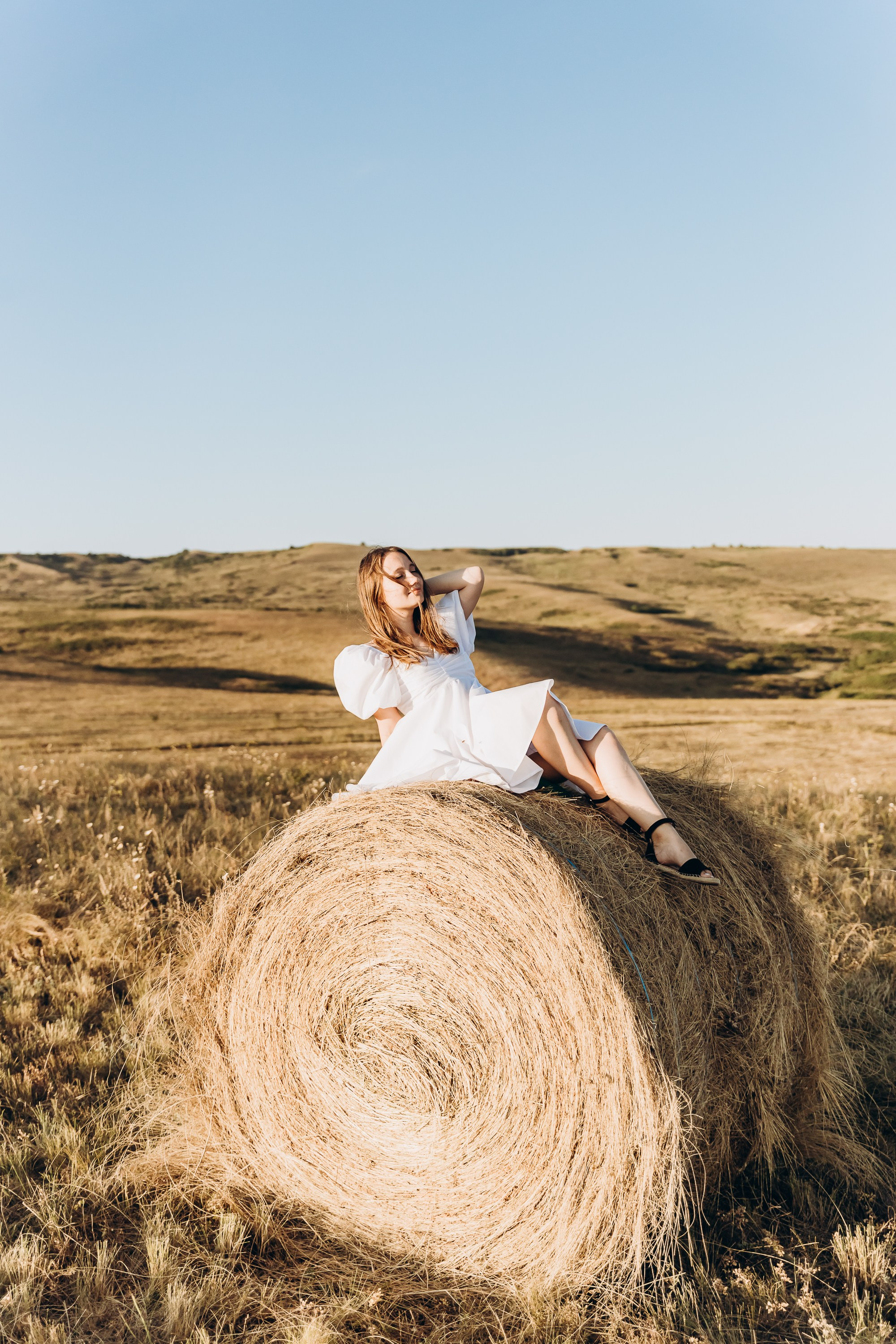 Влюбленные, делящиеся искренними объятиями на музыкальном фестивале