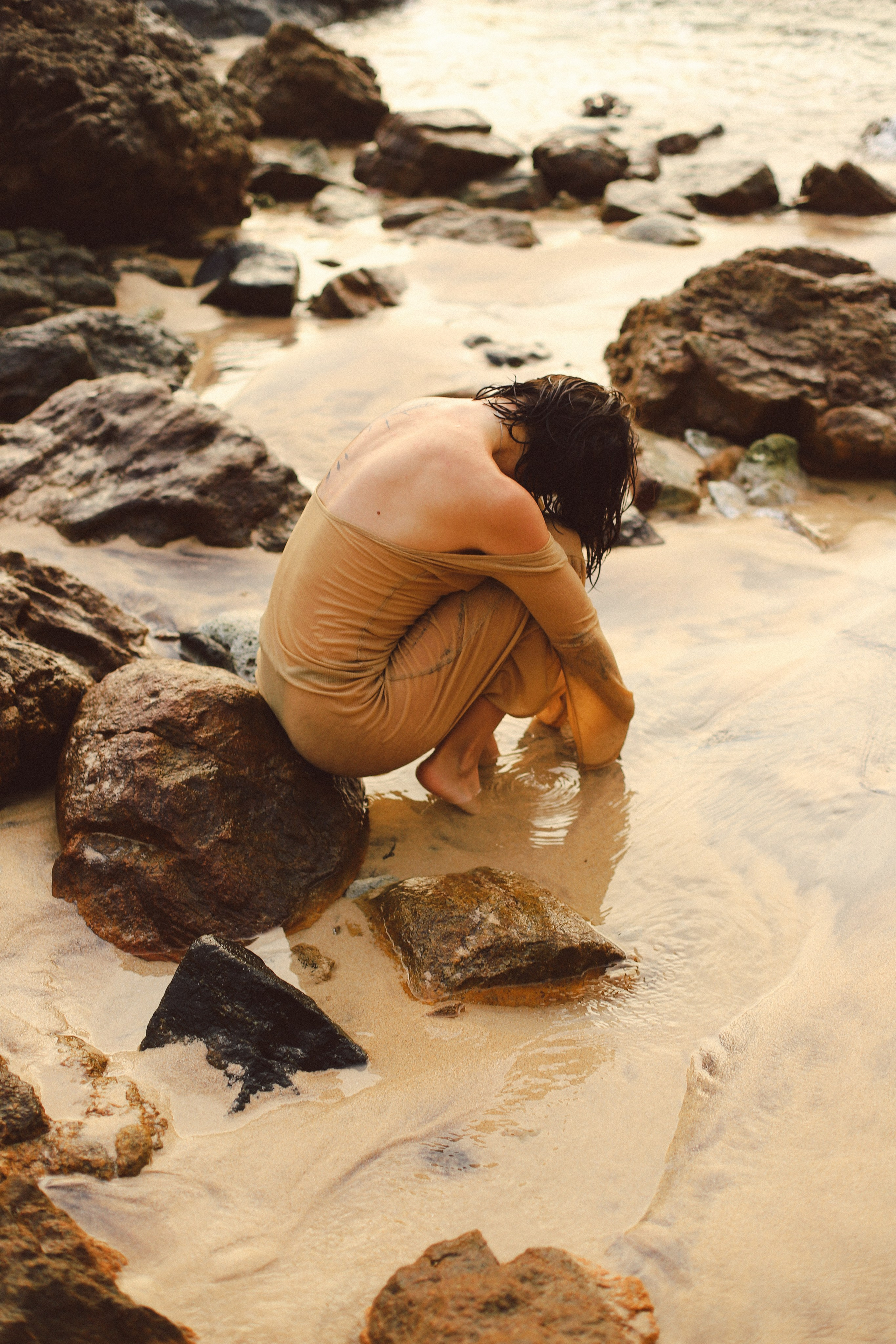 Эстетичные кадры на закате: девушка в прозрачном платье на камнях у отеля Naomi Beach | Нюд-фото. Фотограф на Шри-Ланке