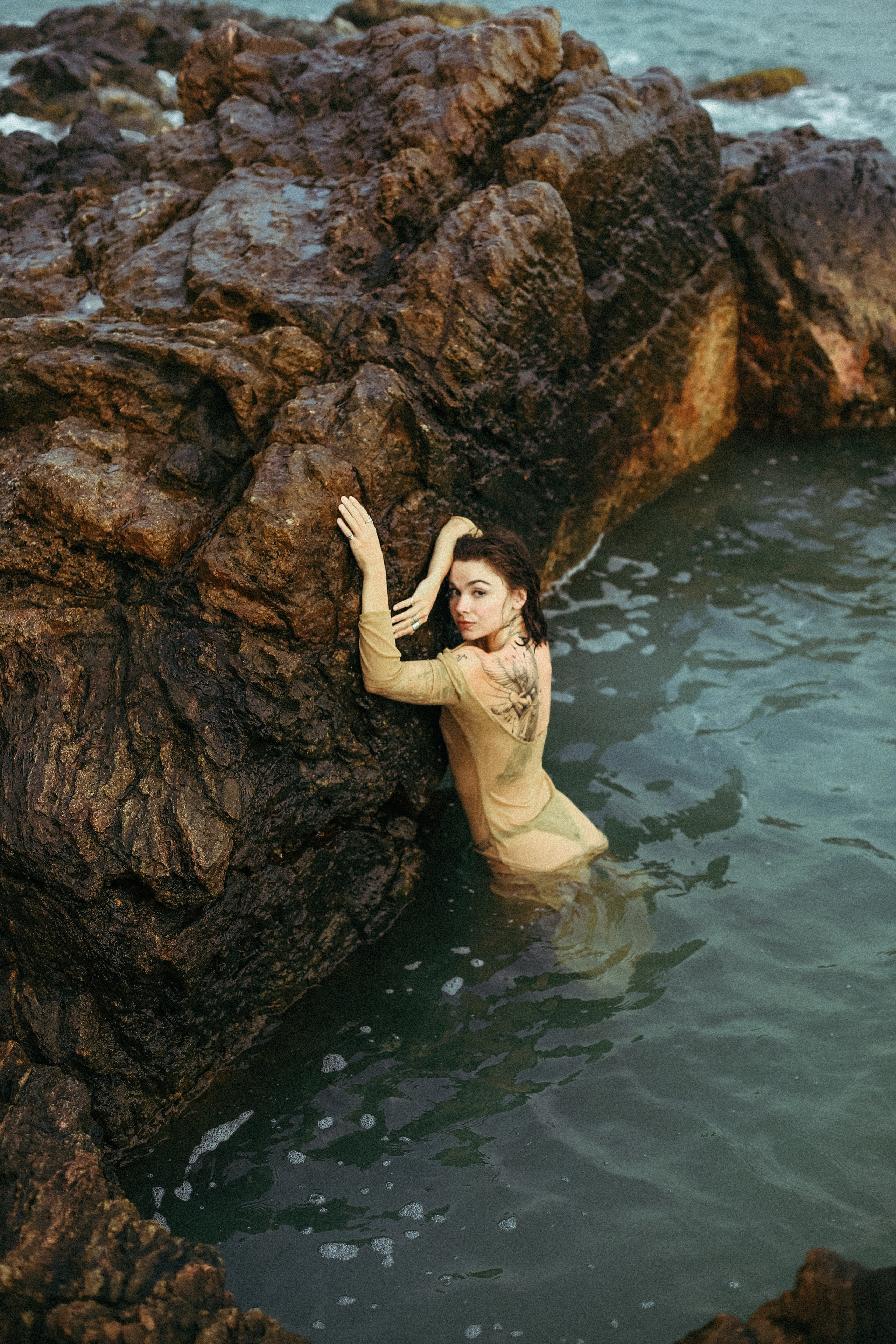 Эстетичные кадры на закате: девушка в прозрачном платье на камнях у отеля Naomi Beach | Нюд-фото. Фотограф на Шри-Ланке