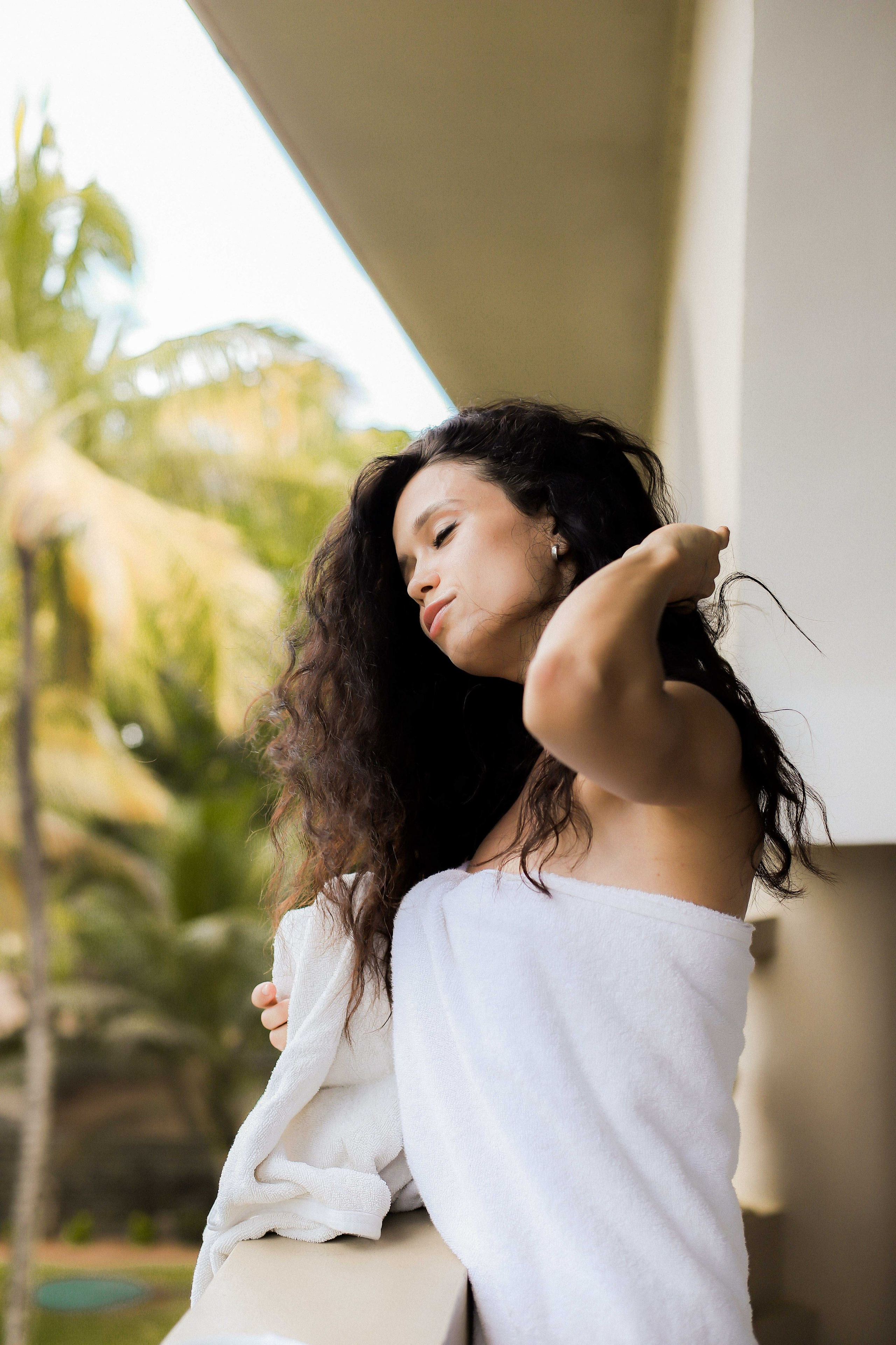 Девушка на пляже Ахунгала — Фотосессия с банановым листом и в натуральном бассейне | Шри-Ланка. Фотограф на Шри-Ланке