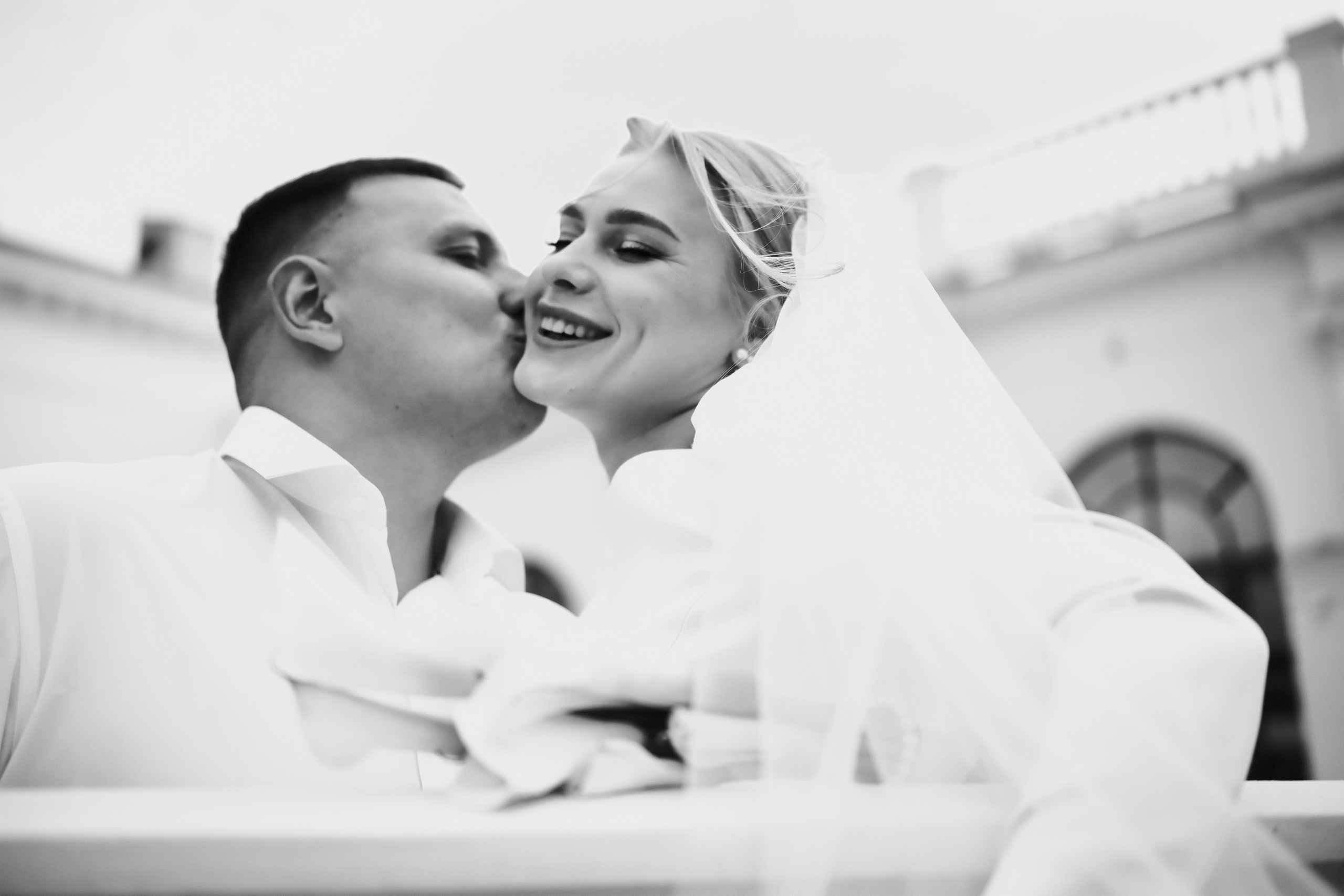 Вечерний корпоратив: коллеги поднимают бокалы за достижения года на банкетном вечере в банкетном зале с праздничным оформлением