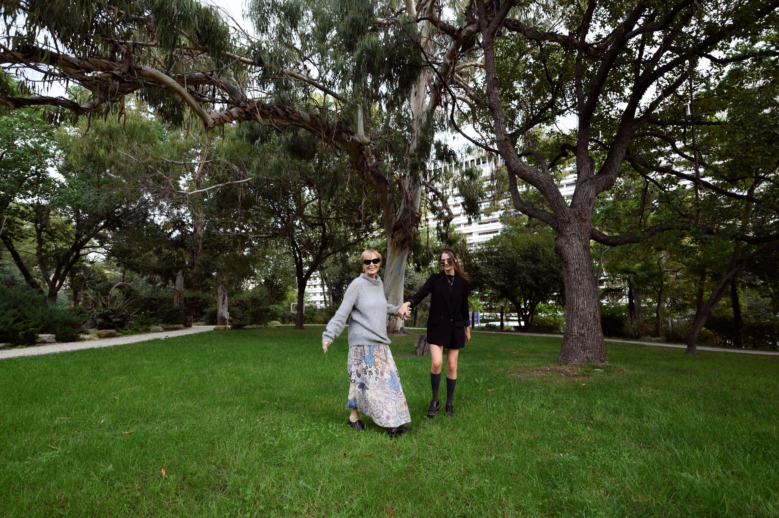 Профессиональный фотограф Сочи на фотосессии в парке с яркими моментами