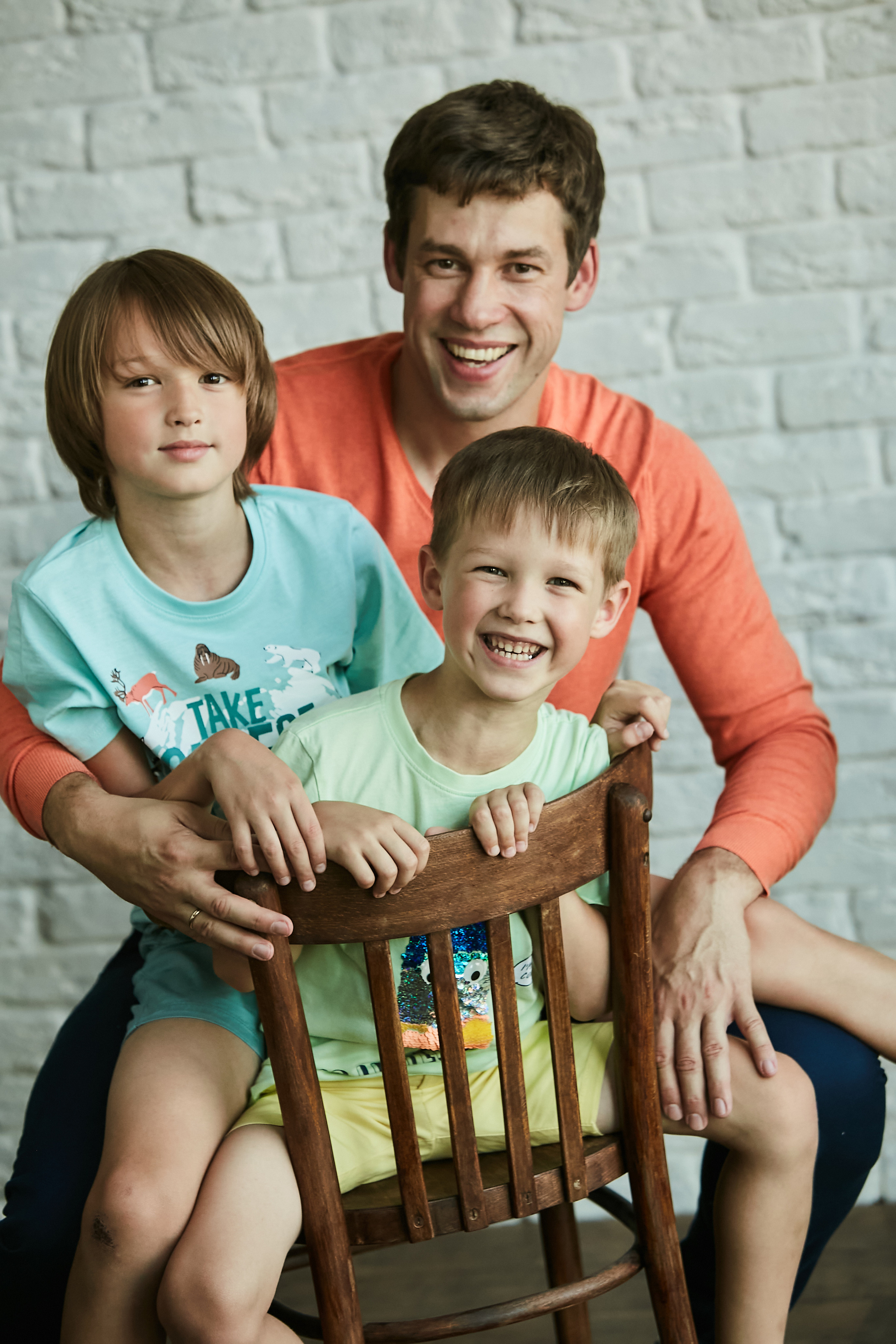 Володя, Юля и дети