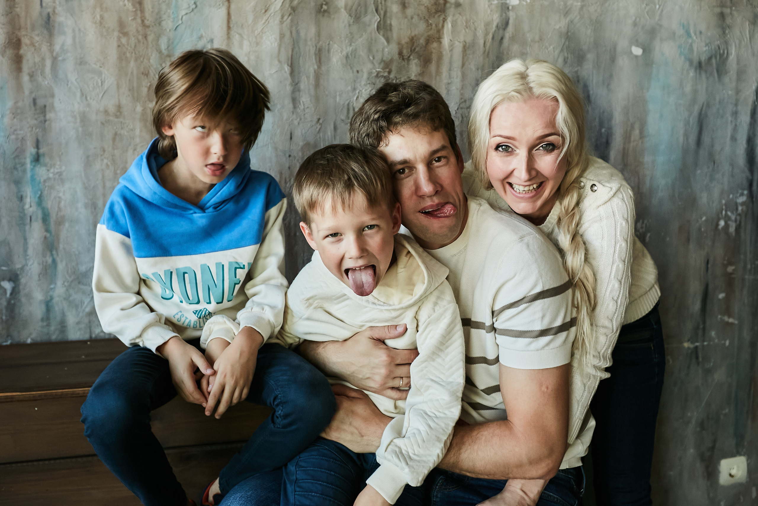 Володя, Юля и дети