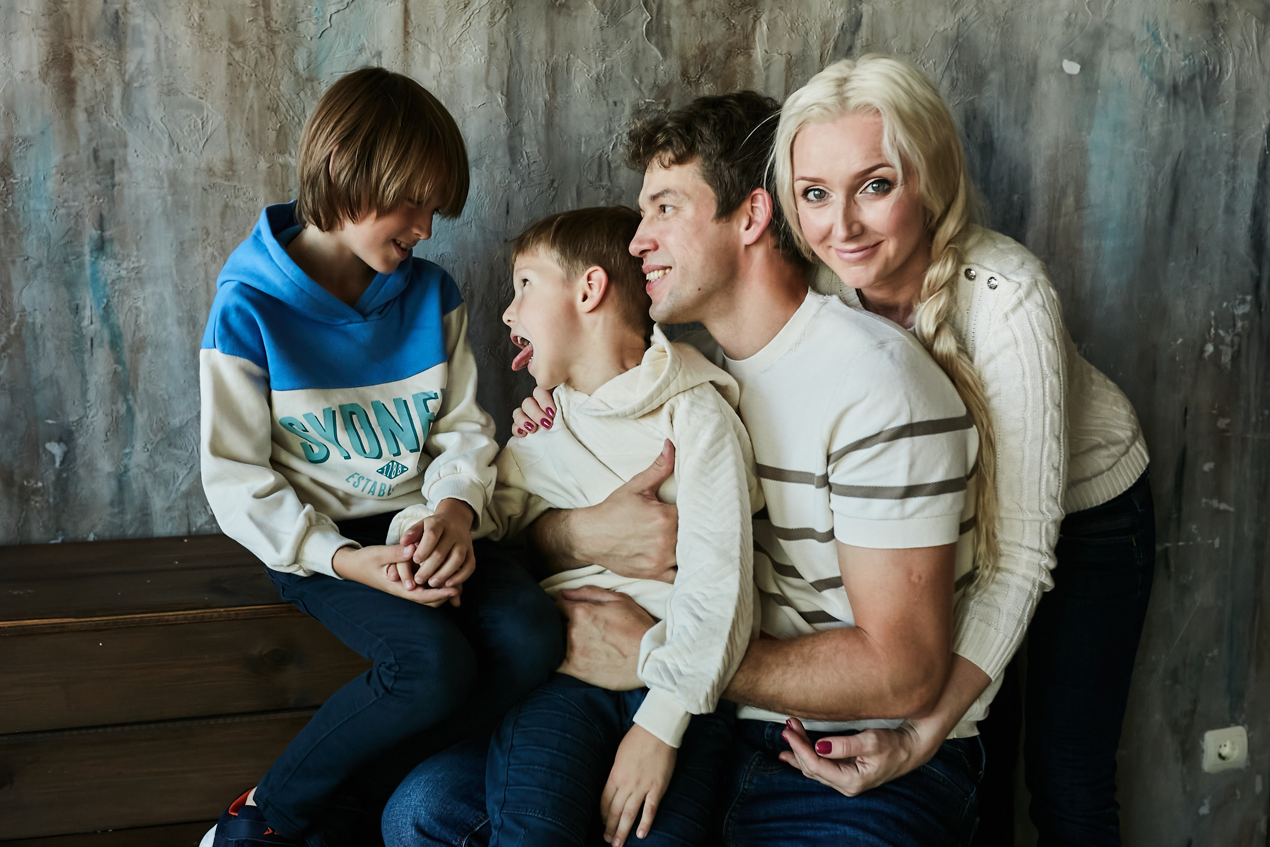 Володя, Юля и дети