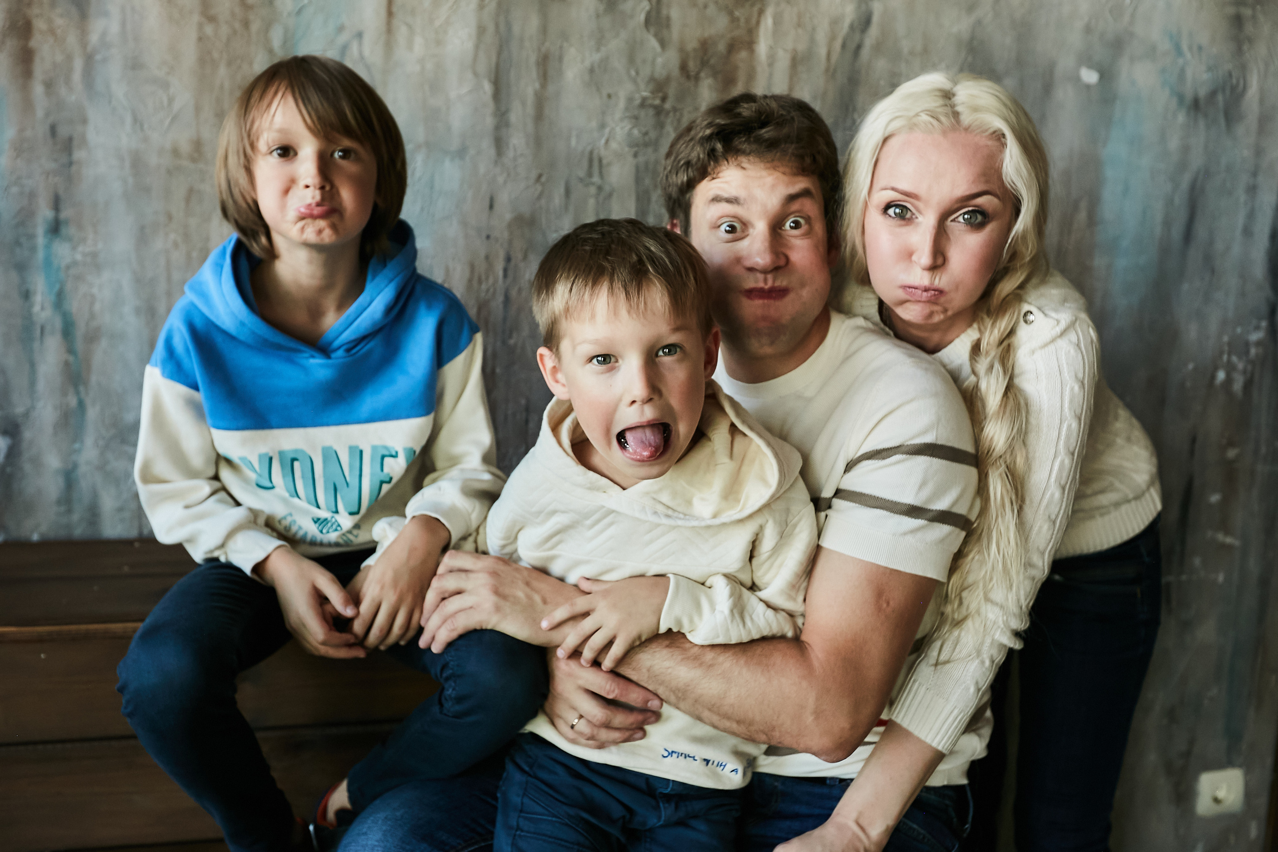 Володя, Юля и дети