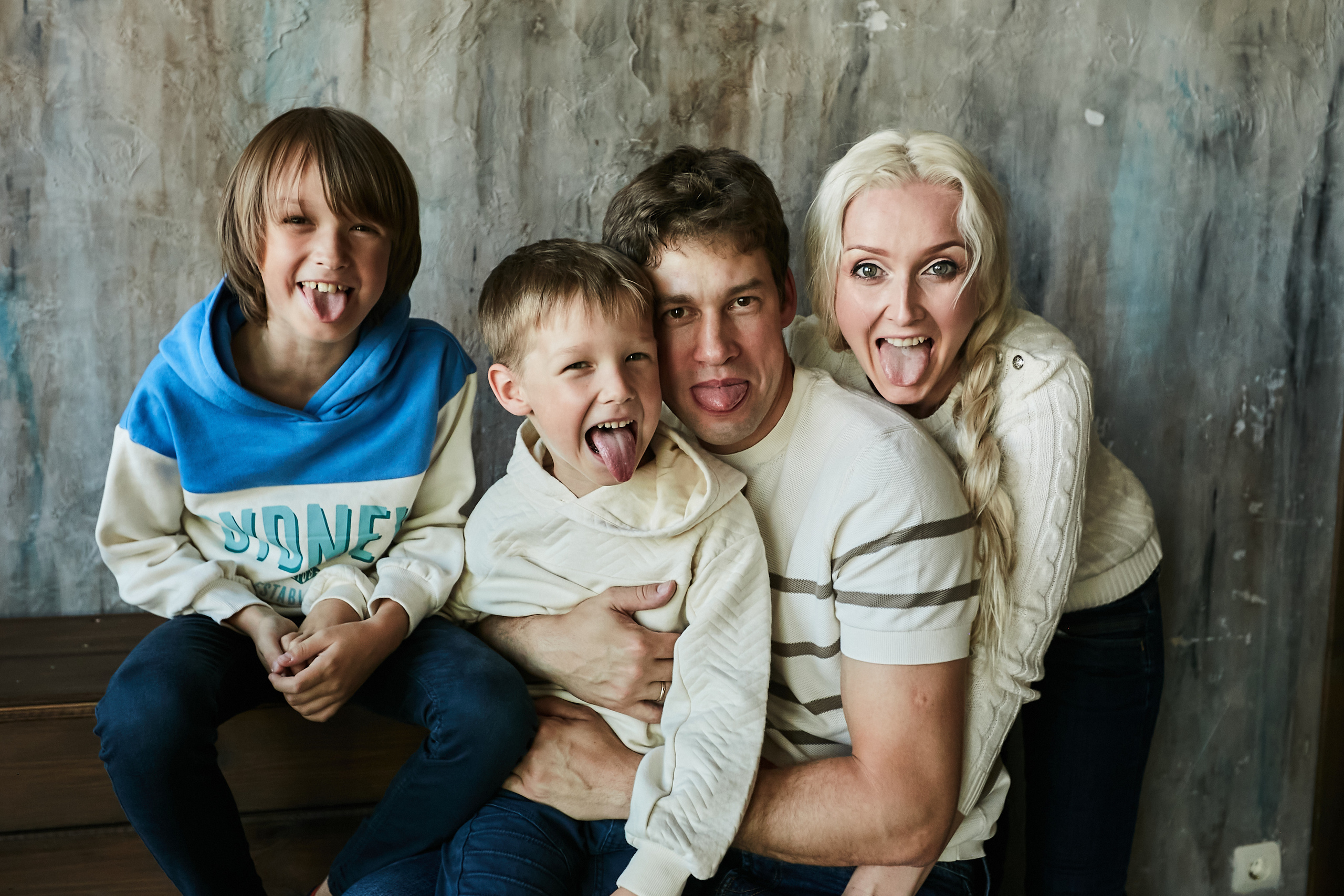 Володя, Юля и дети