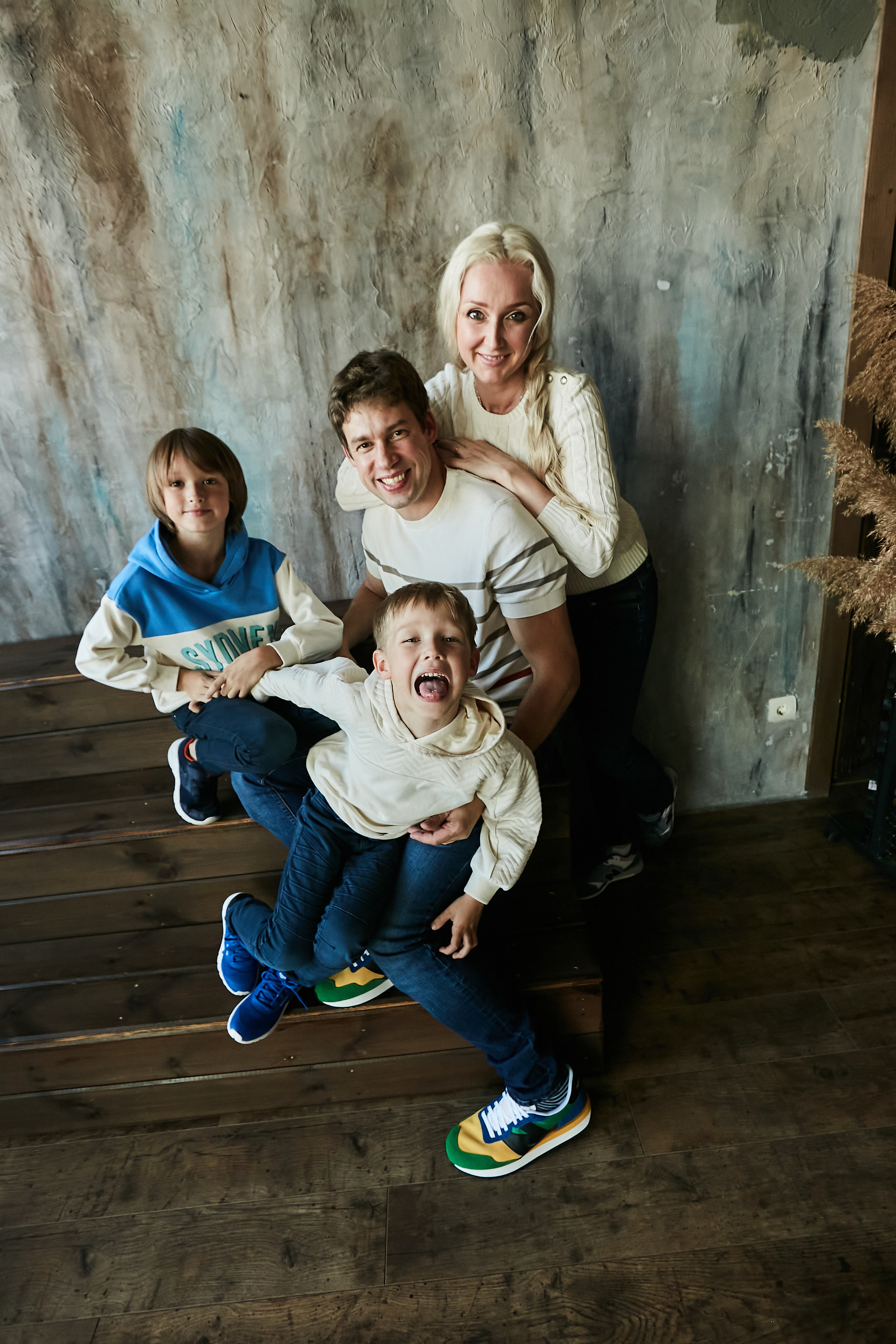 Володя, Юля и дети